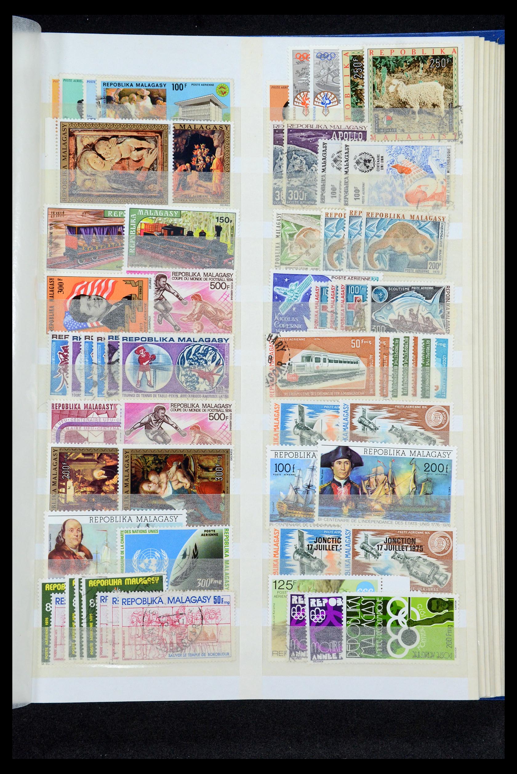 35746 026 - Postzegelverzameling 35746 Madagascar en Réunion 1880-1992.