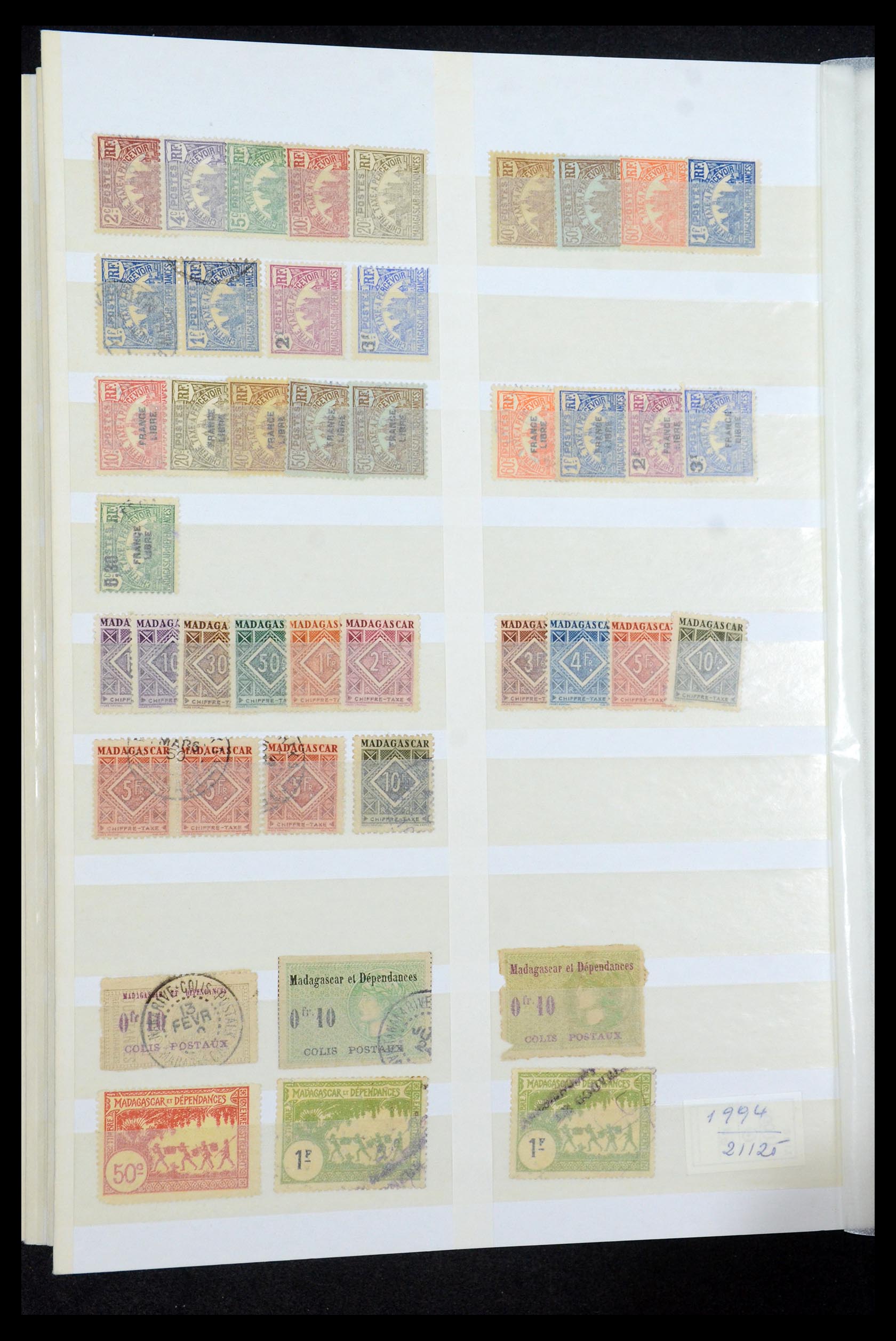 35746 029 - Postzegelverzameling 35746 Madagascar en Réunion 1880-1992.
