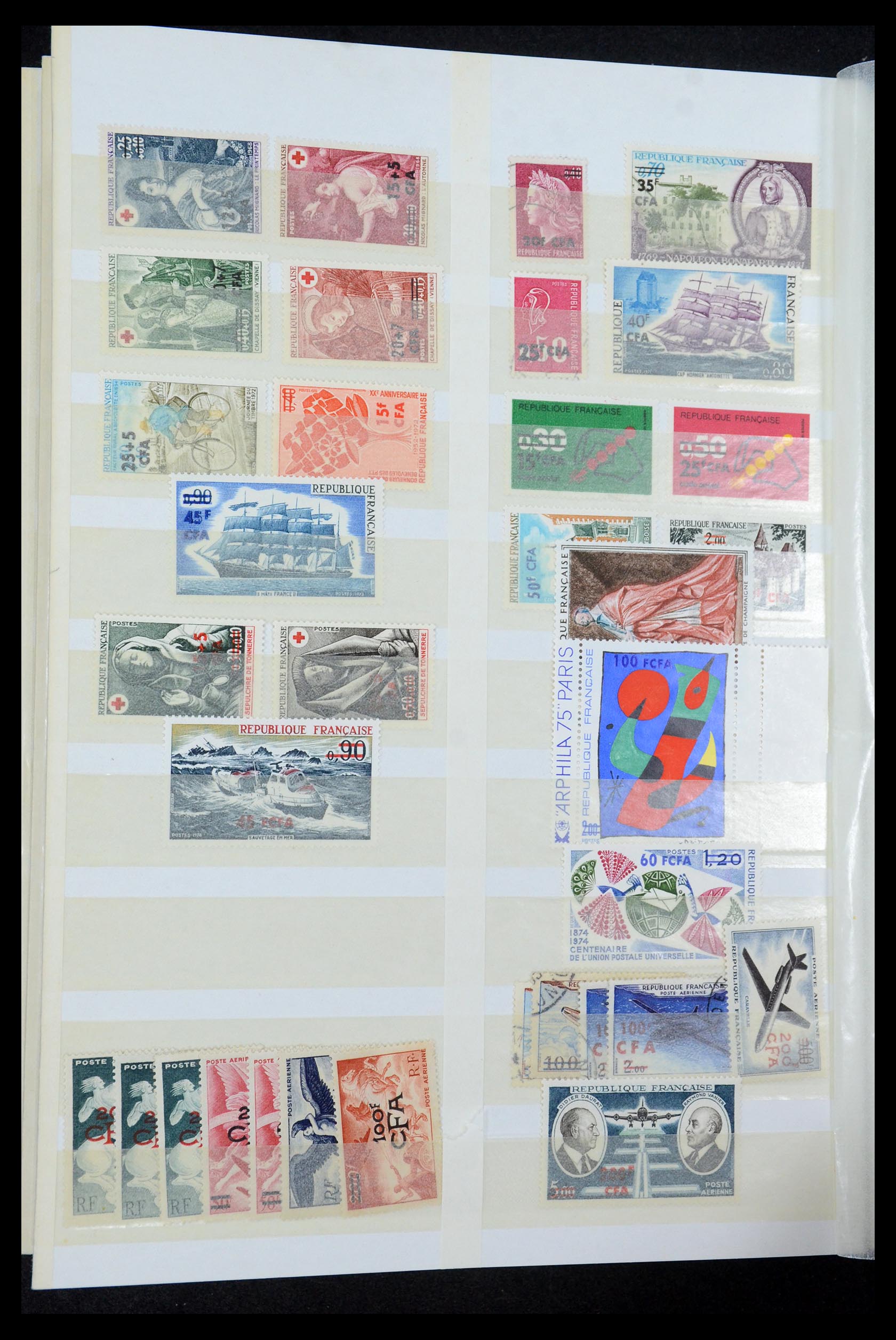 35746 037 - Postzegelverzameling 35746 Madagascar en Réunion 1880-1992.