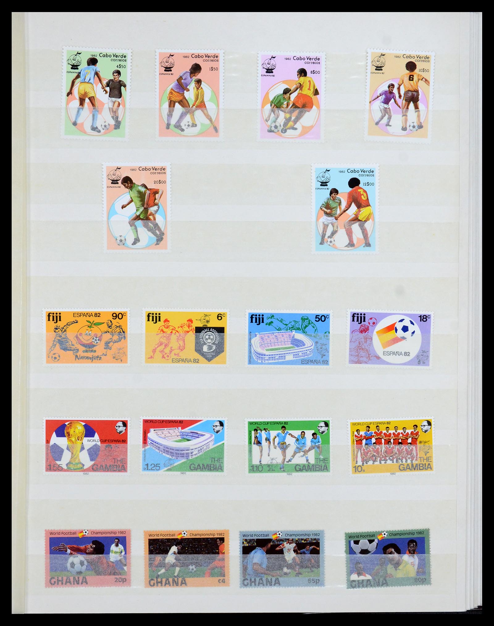 35878 001 - Postzegelverzameling 35878 WK voetbal 1982 en 1986.