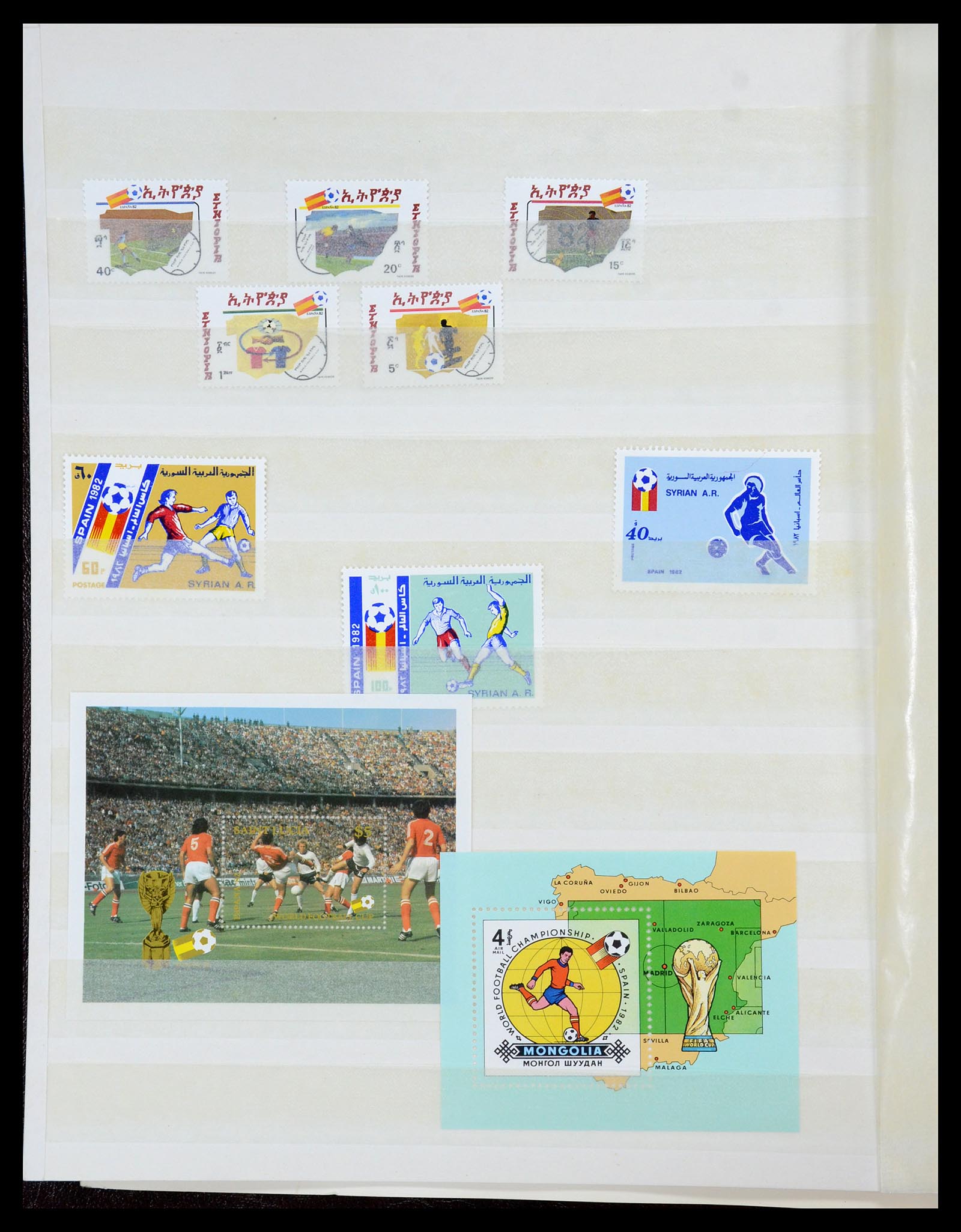35878 002 - Postzegelverzameling 35878 WK voetbal 1982 en 1986.