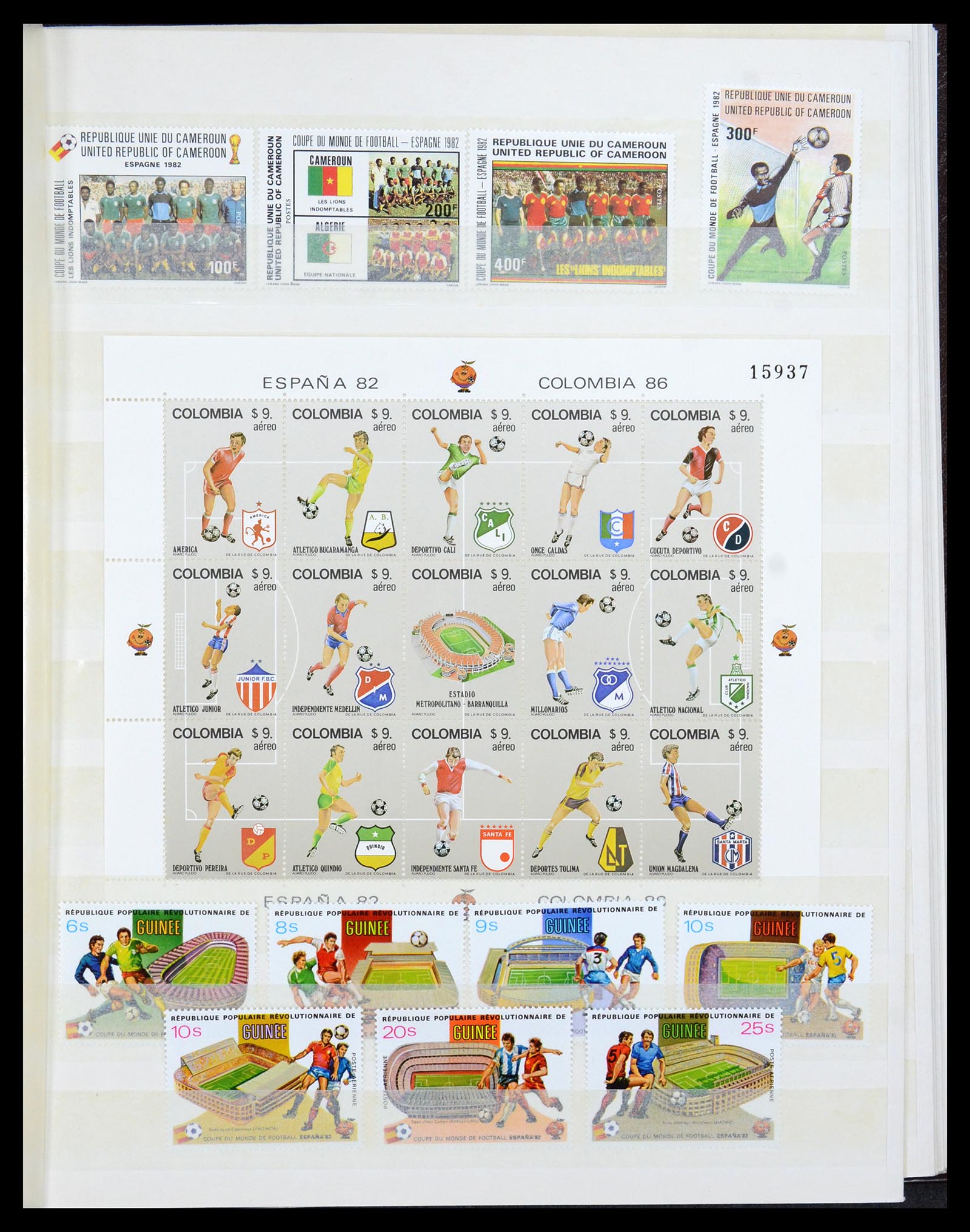 35878 003 - Postzegelverzameling 35878 WK voetbal 1982 en 1986.