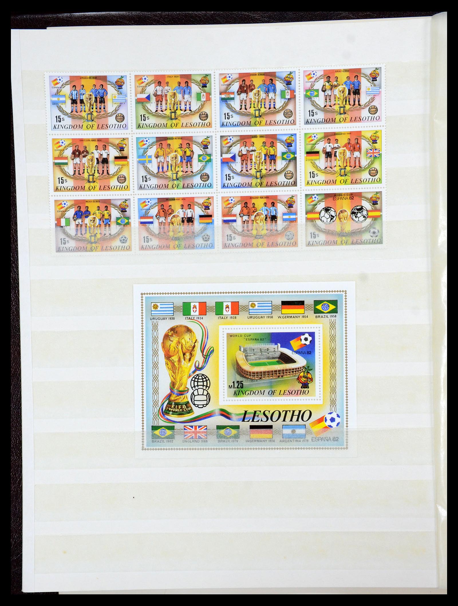 35878 004 - Postzegelverzameling 35878 WK voetbal 1982 en 1986.