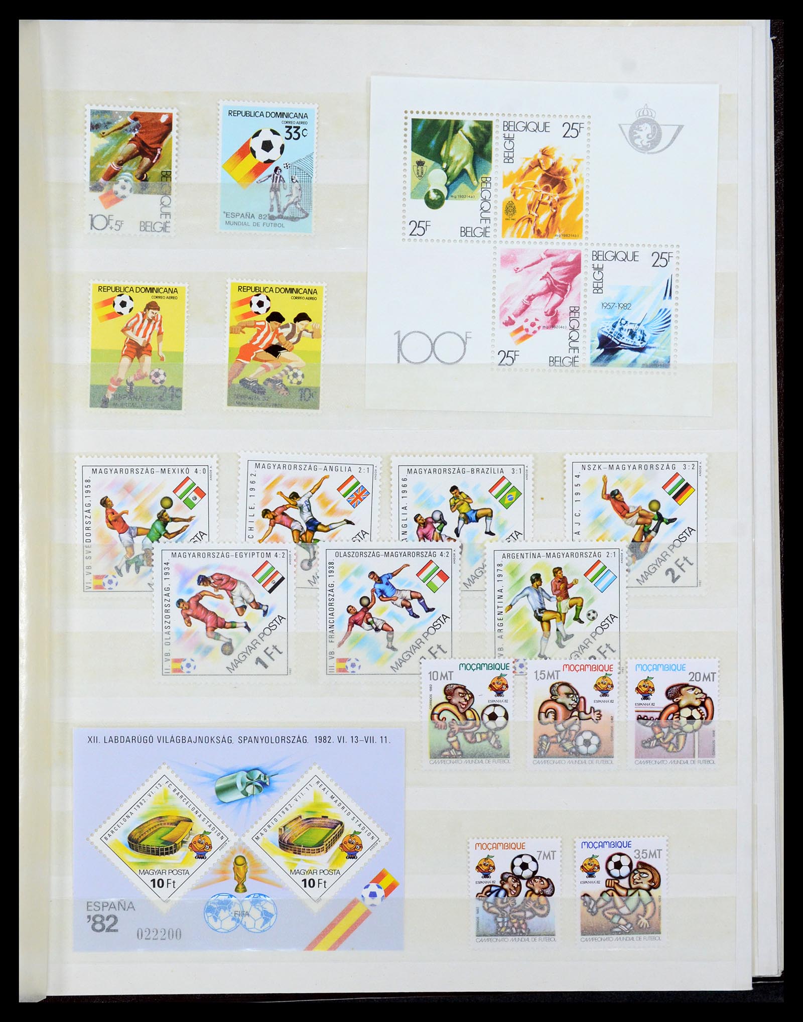 35878 013 - Postzegelverzameling 35878 WK voetbal 1982 en 1986.