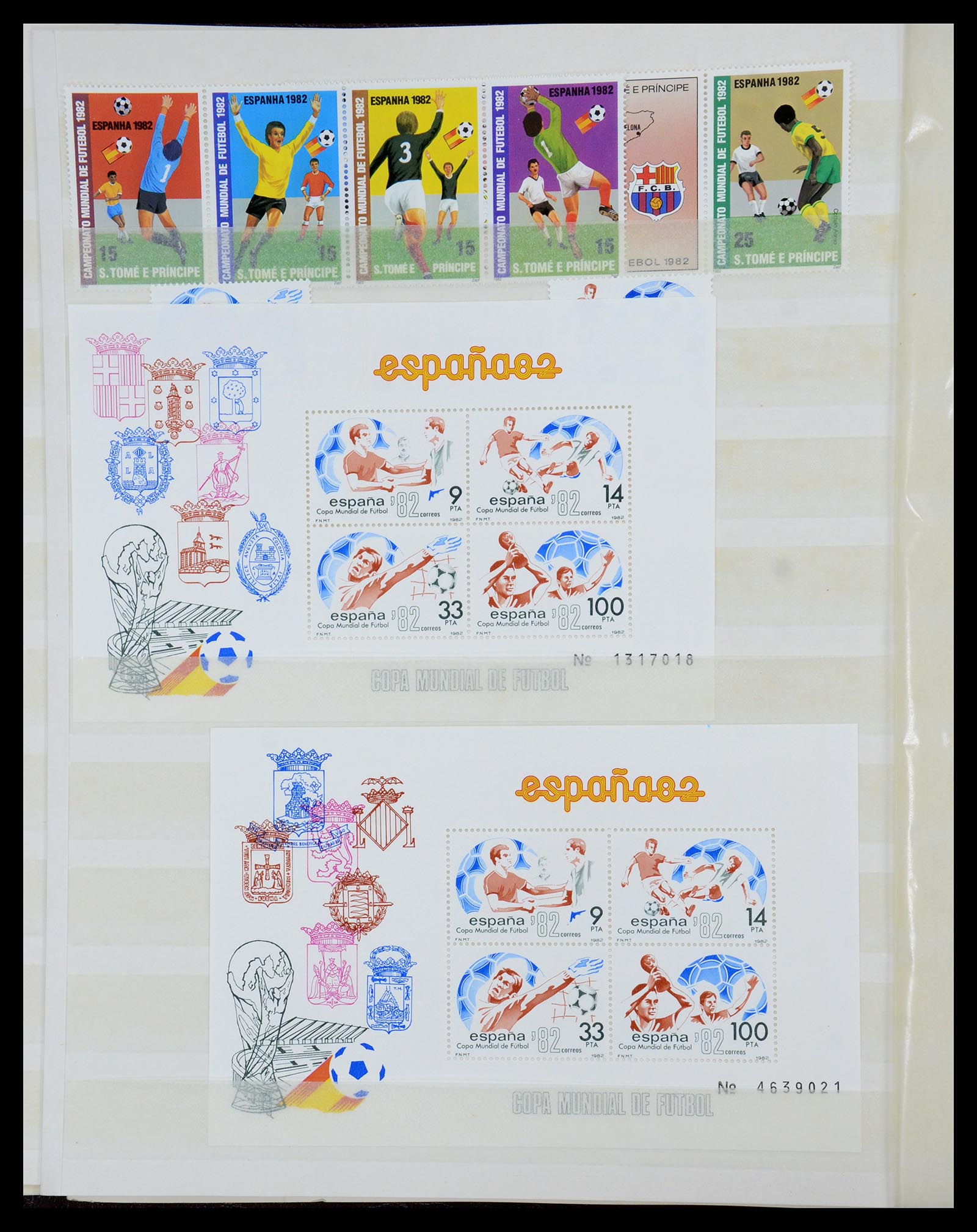 35878 014 - Postzegelverzameling 35878 WK voetbal 1982 en 1986.