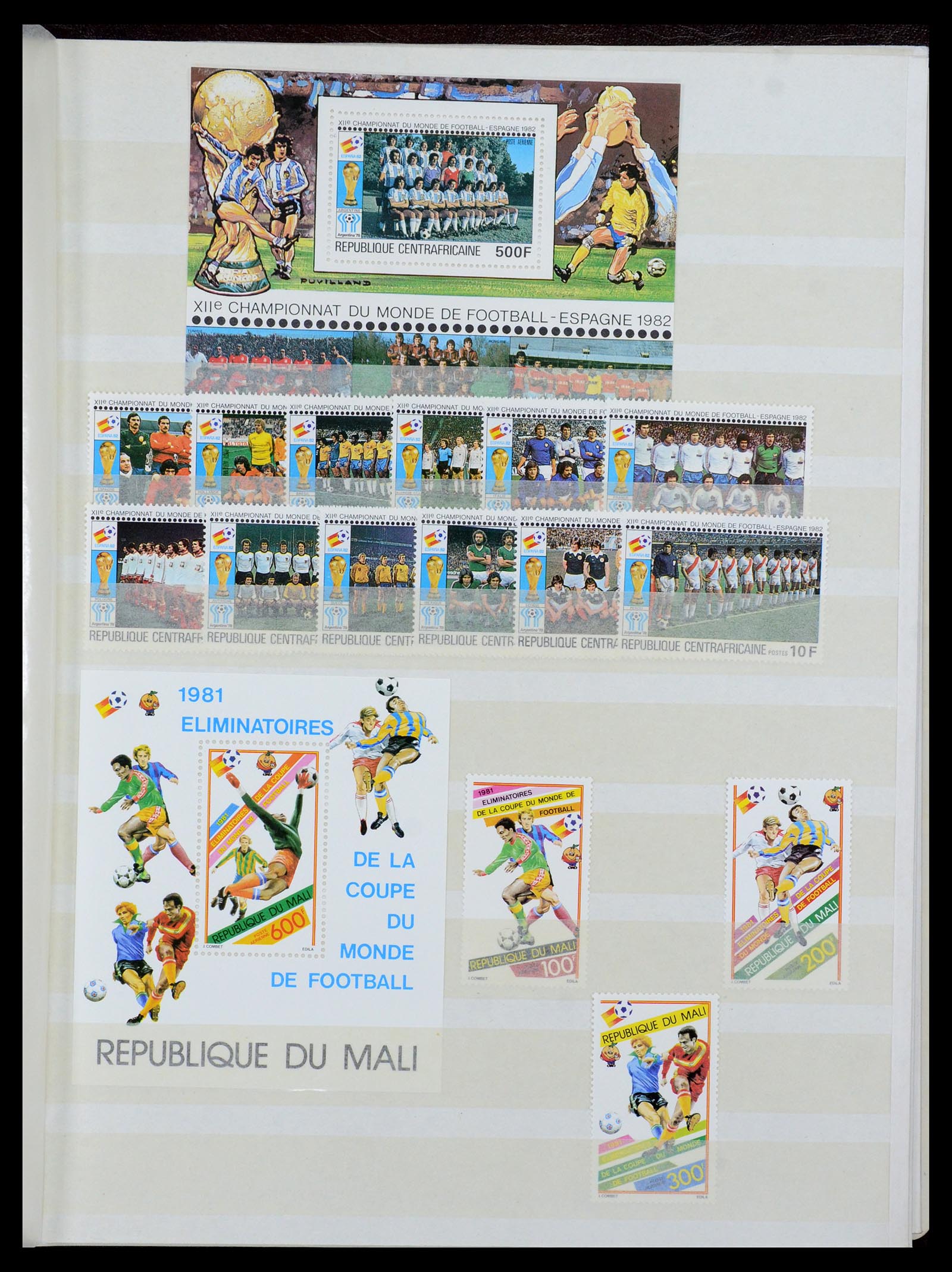 35878 019 - Postzegelverzameling 35878 WK voetbal 1982 en 1986.