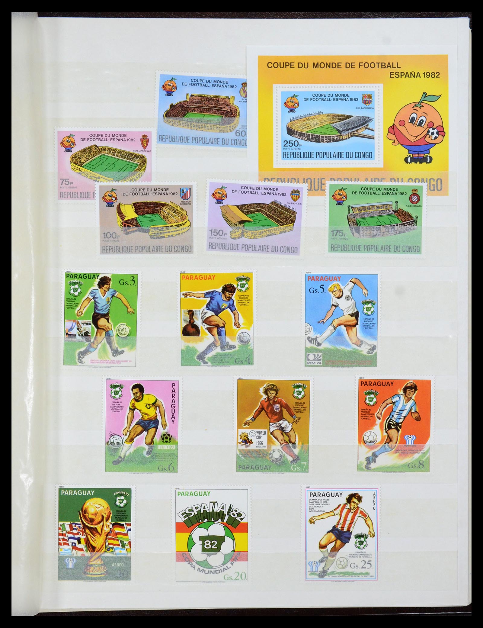 35878 023 - Postzegelverzameling 35878 WK voetbal 1982 en 1986.