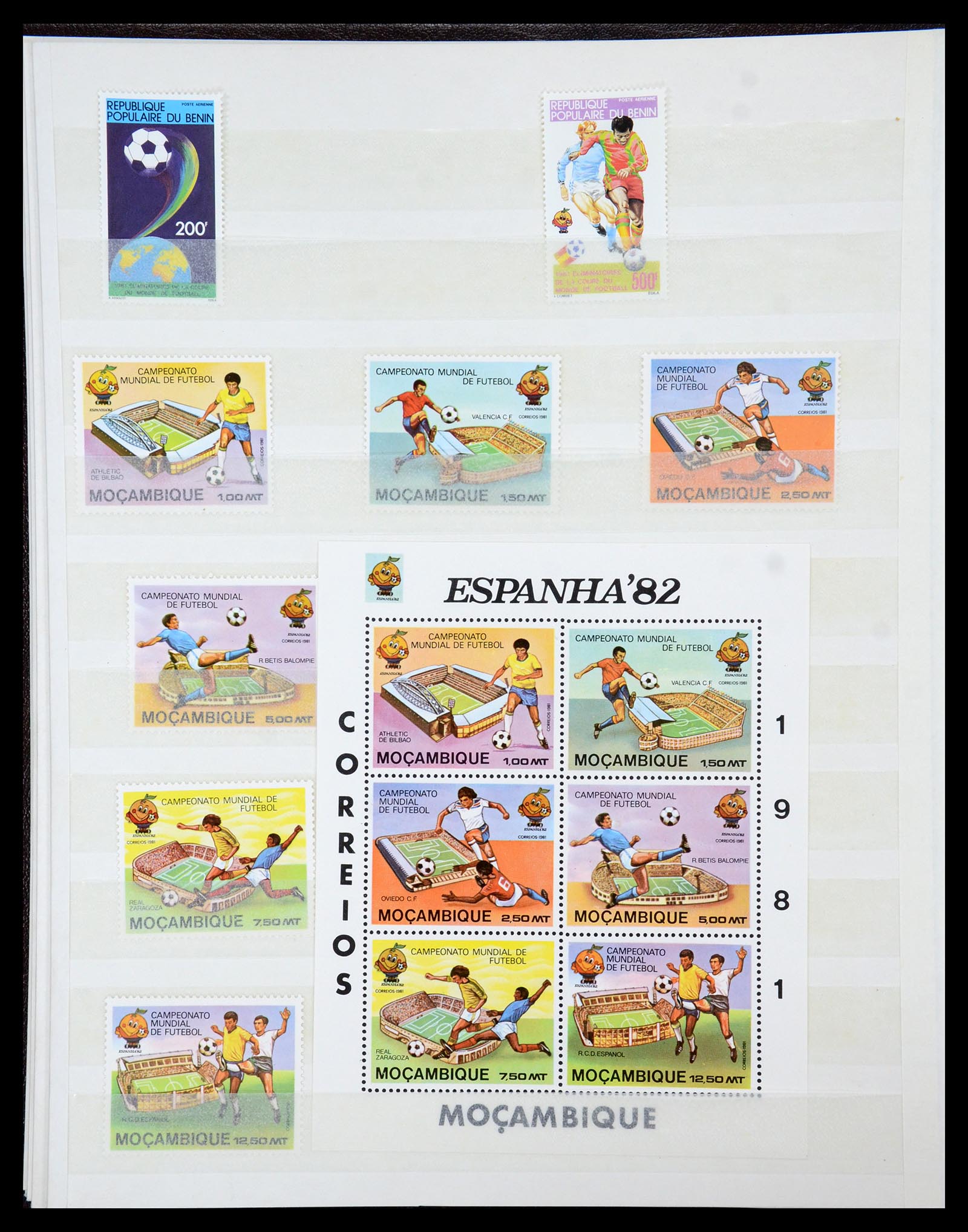 35878 024 - Postzegelverzameling 35878 WK voetbal 1982 en 1986.