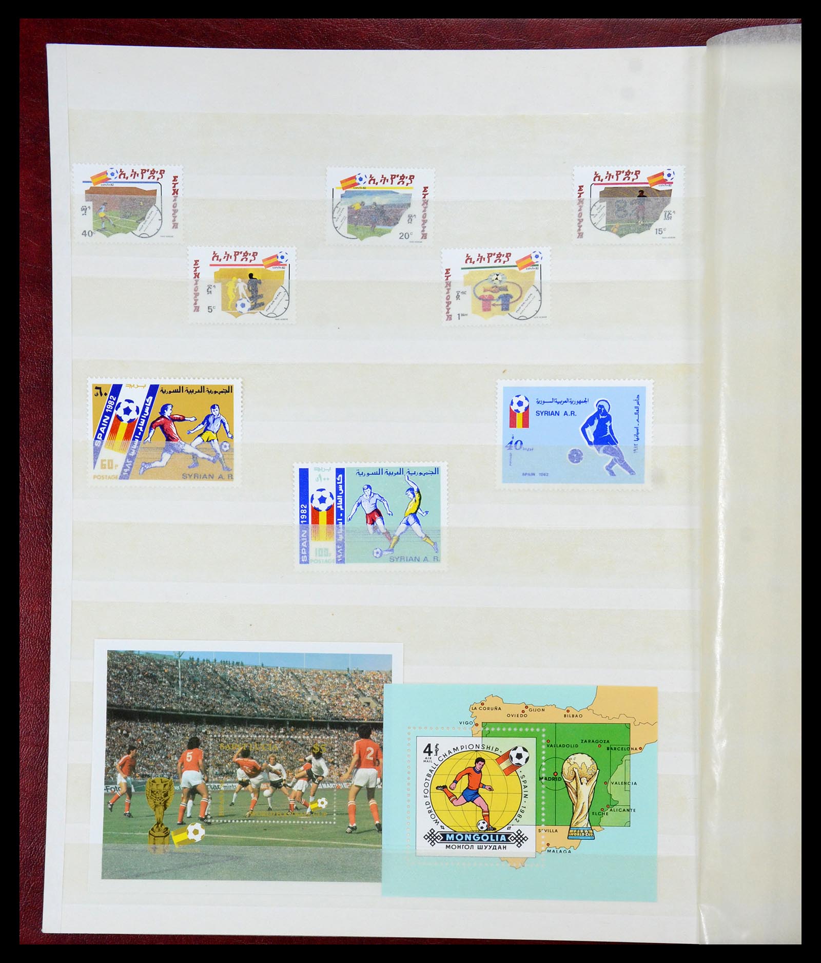 35878 037 - Postzegelverzameling 35878 WK voetbal 1982 en 1986.