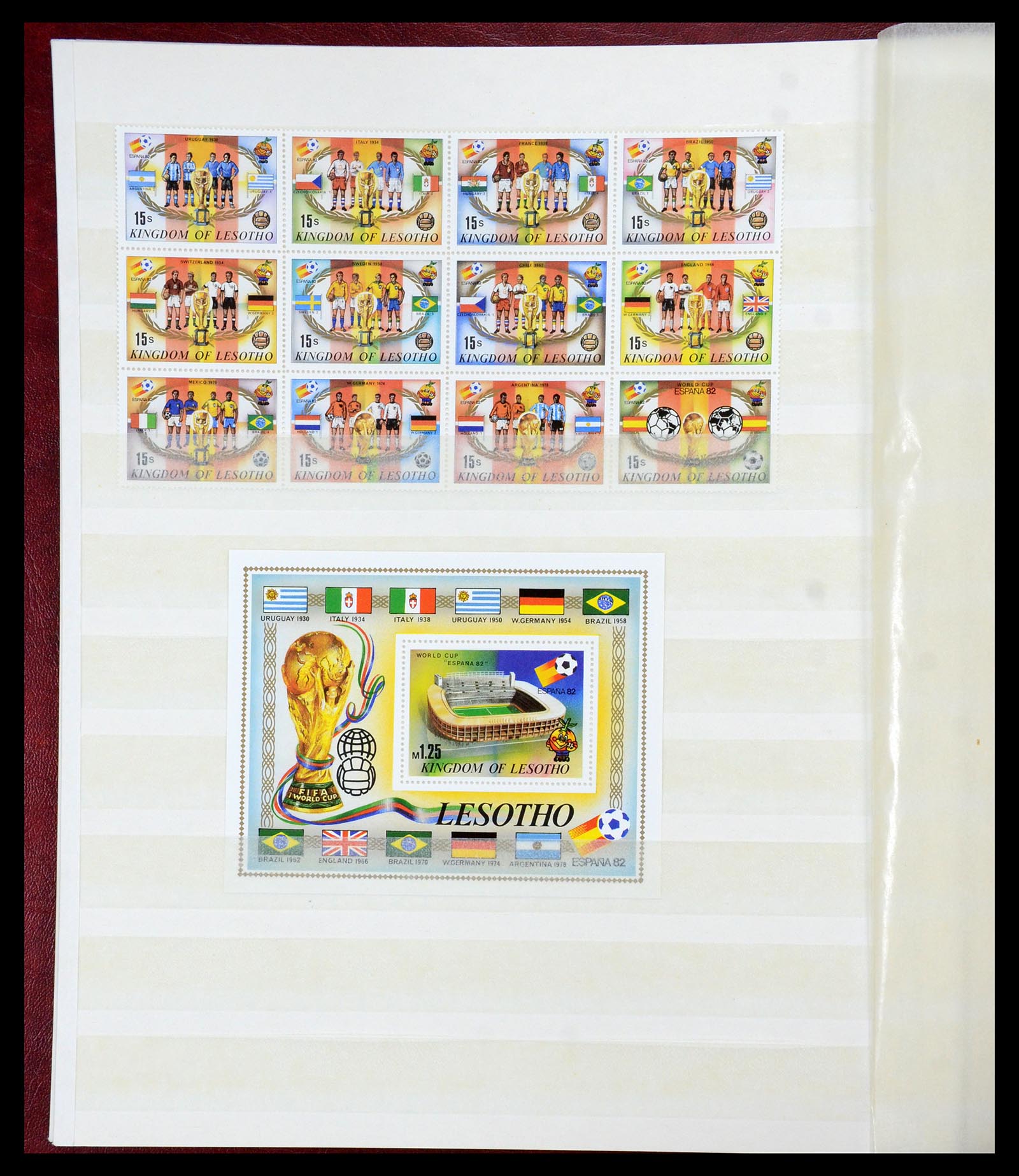 35878 039 - Postzegelverzameling 35878 WK voetbal 1982 en 1986.