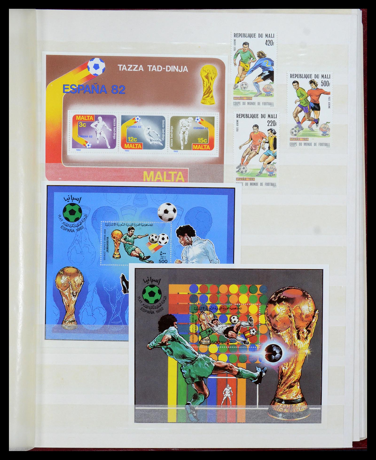 35878 044 - Postzegelverzameling 35878 WK voetbal 1982 en 1986.