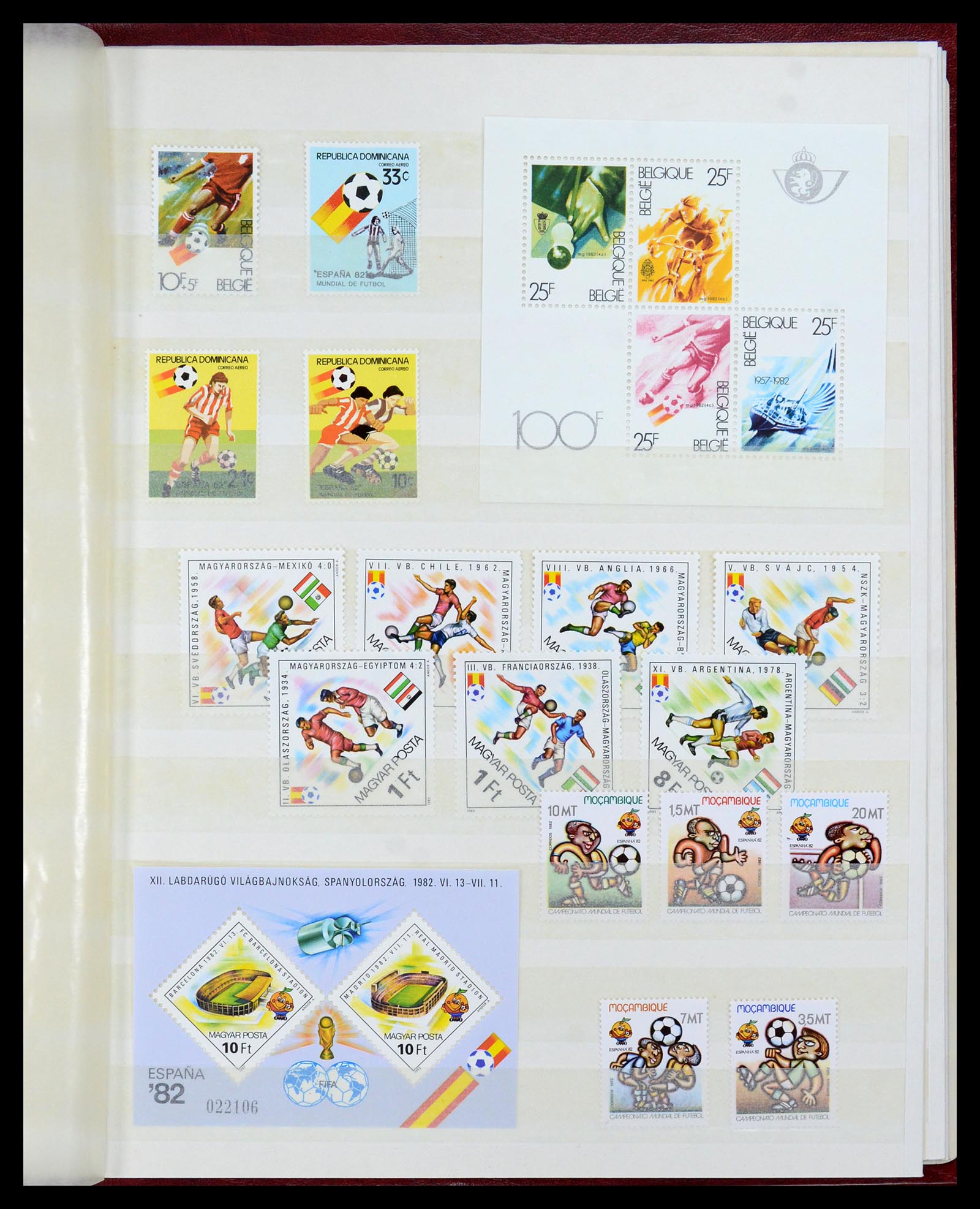 35878 048 - Postzegelverzameling 35878 WK voetbal 1982 en 1986.