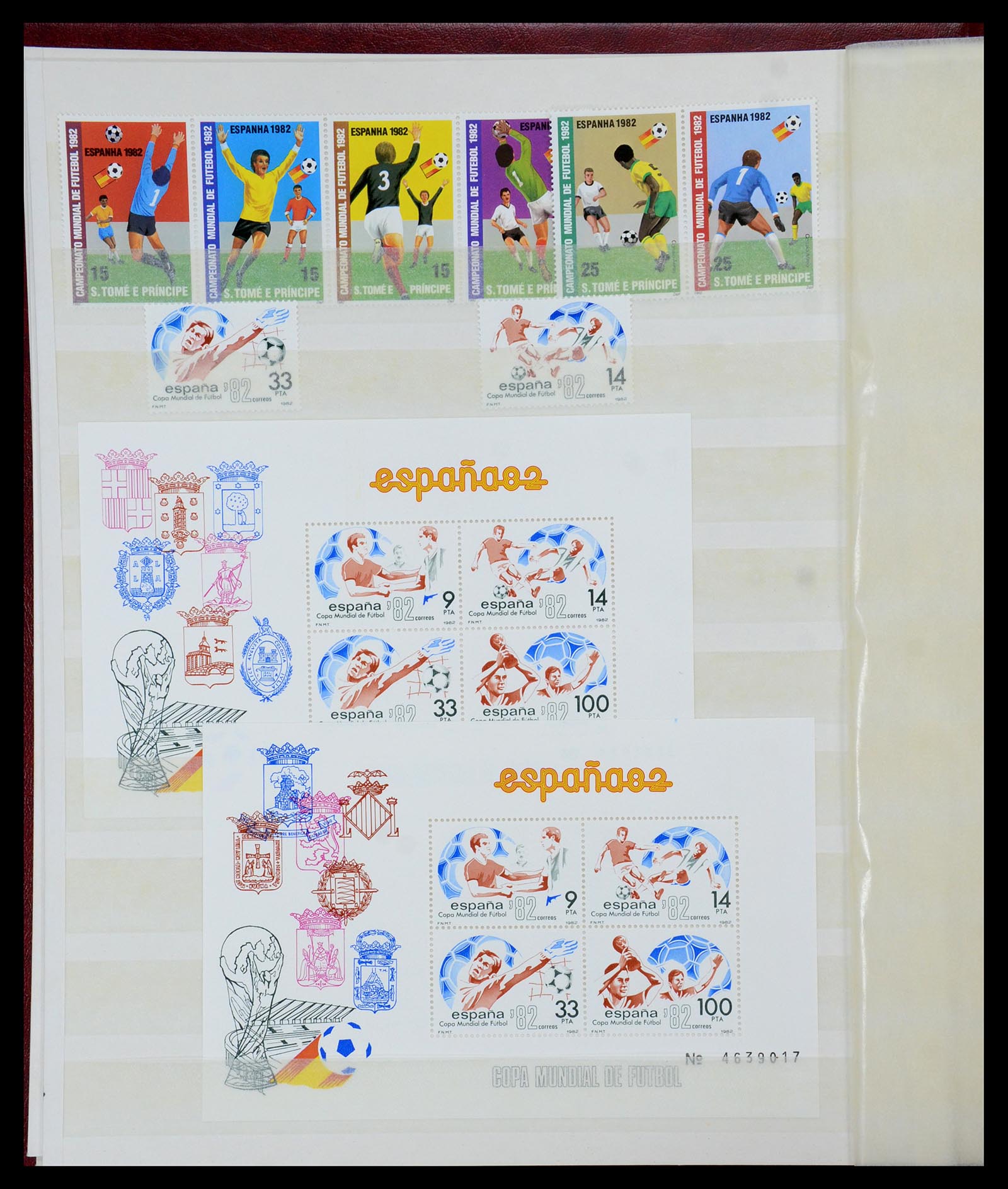 35878 049 - Postzegelverzameling 35878 WK voetbal 1982 en 1986.