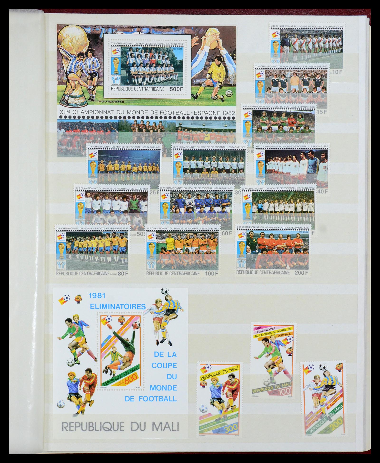 35878 054 - Postzegelverzameling 35878 WK voetbal 1982 en 1986.