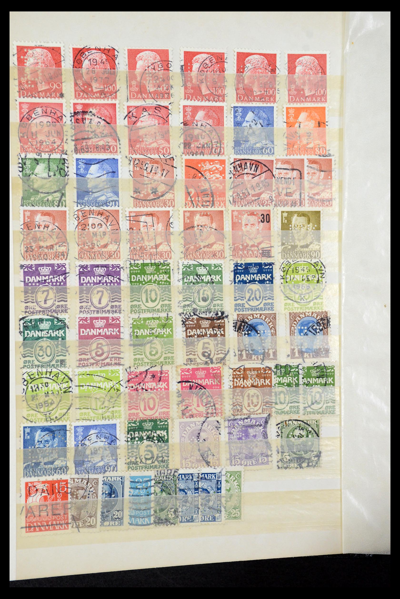 36224 317 - Postzegelverzameling 36224 Wereld perfins 1890-1950.