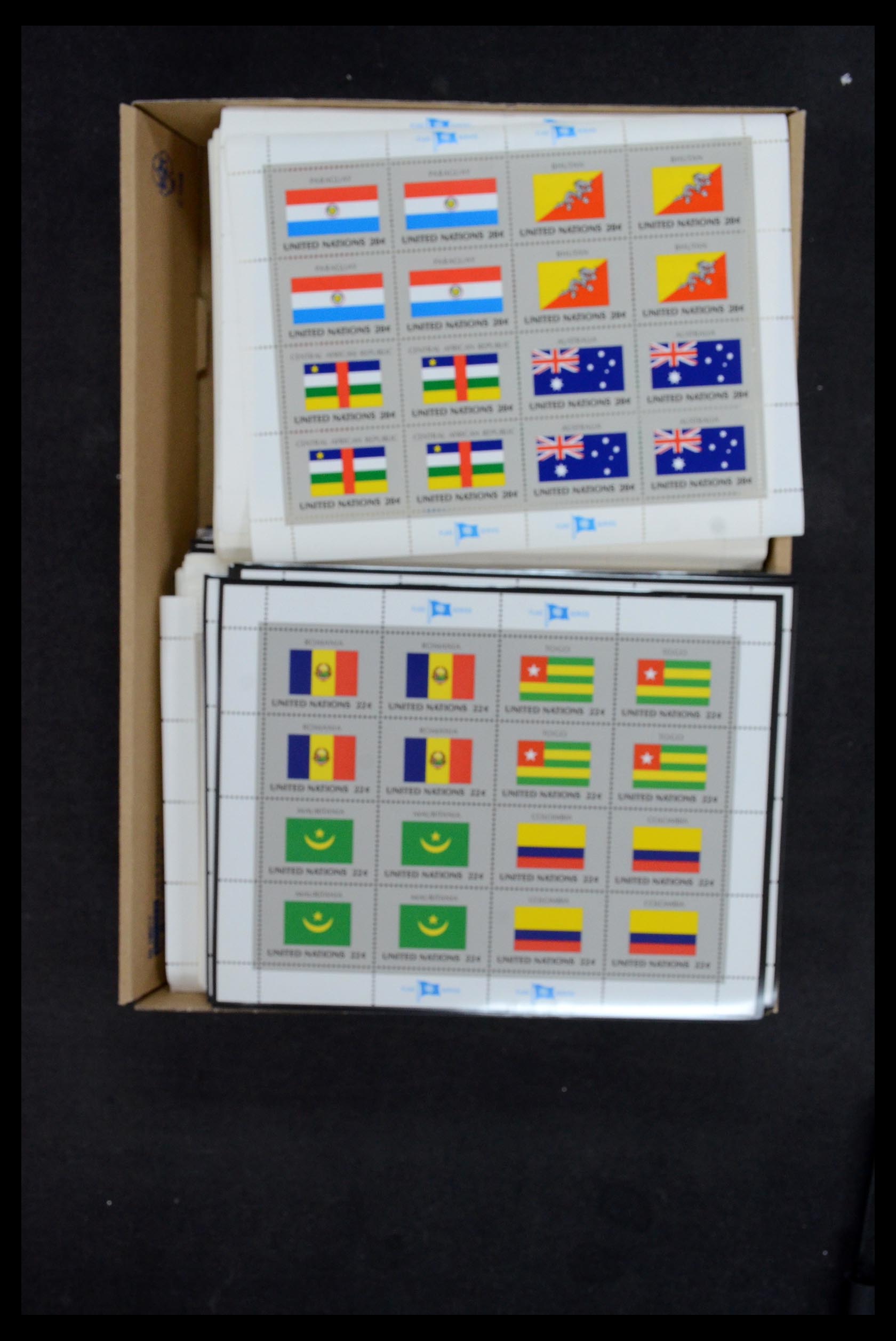 36267 001 - Postzegelverzameling 36267 Verenigde Naties vlaggenvellen 1980-2001.