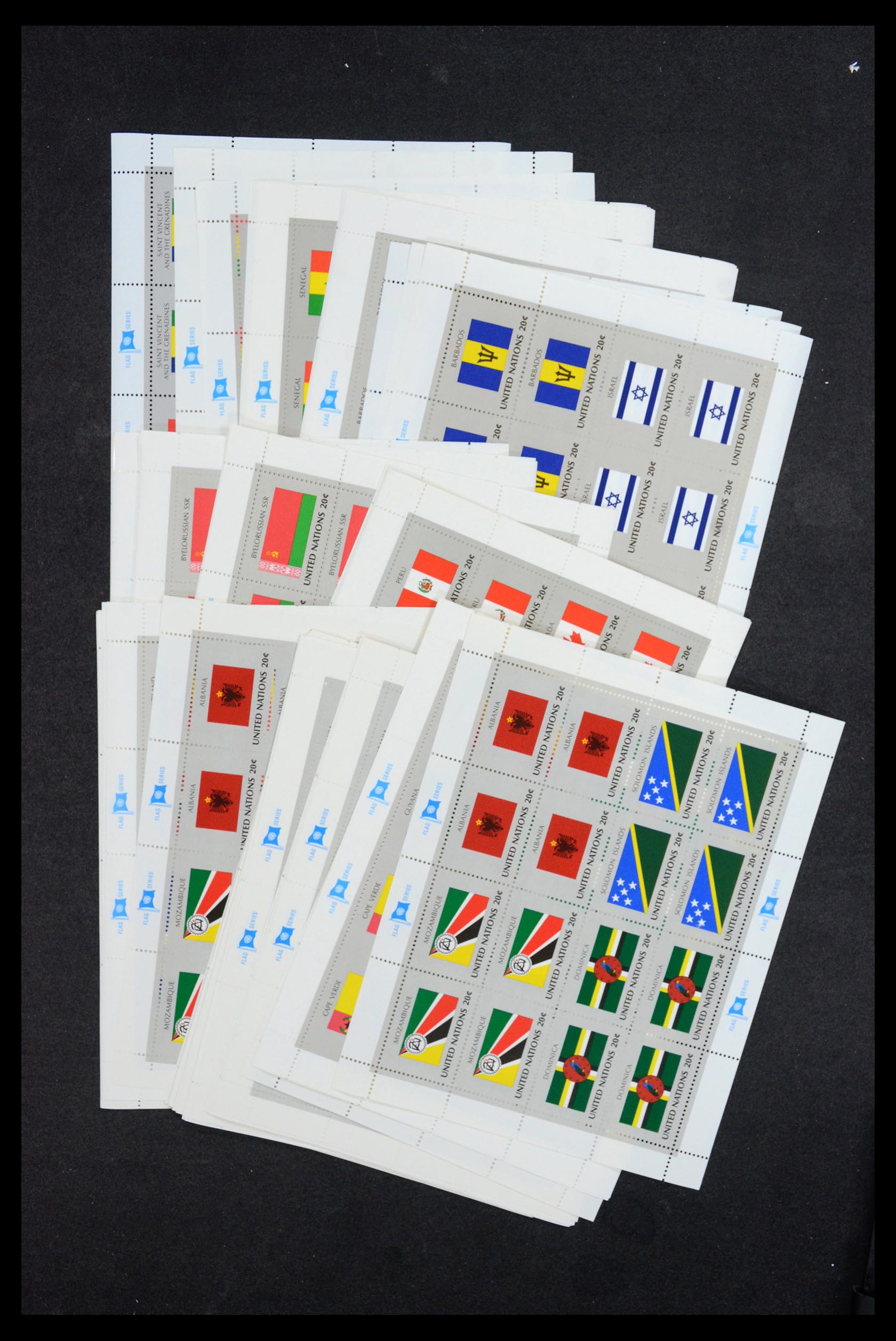 36267 004 - Postzegelverzameling 36267 Verenigde Naties vlaggenvellen 1980-2001.