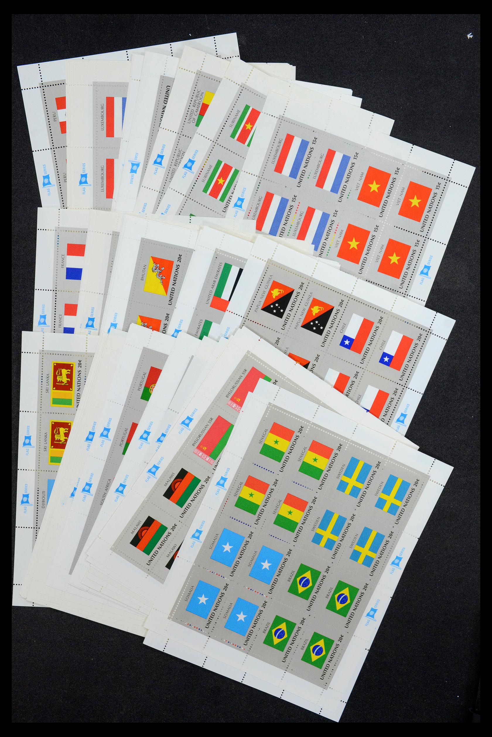 36267 006 - Postzegelverzameling 36267 Verenigde Naties vlaggenvellen 1980-2001.