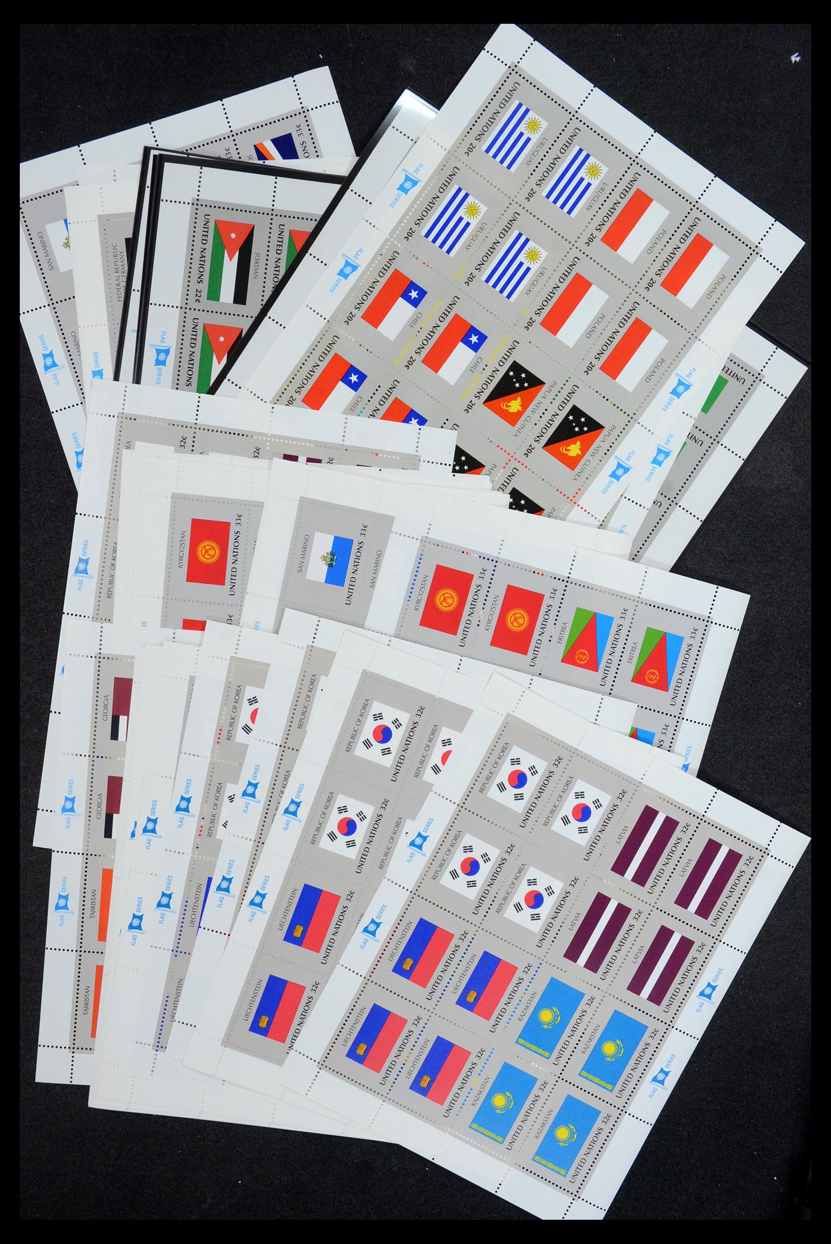 36267 007 - Postzegelverzameling 36267 Verenigde Naties vlaggenvellen 1980-2001.