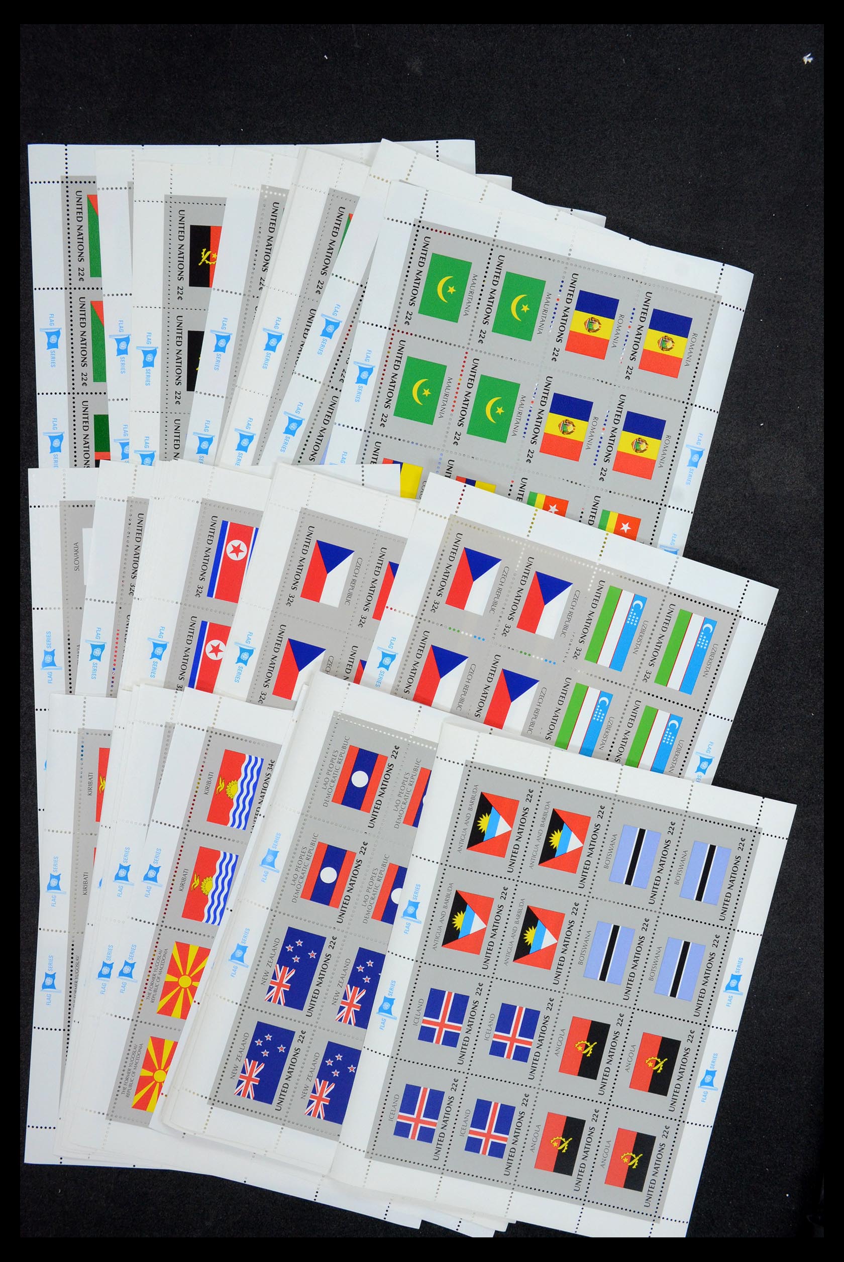 36267 009 - Postzegelverzameling 36267 Verenigde Naties vlaggenvellen 1980-2001.