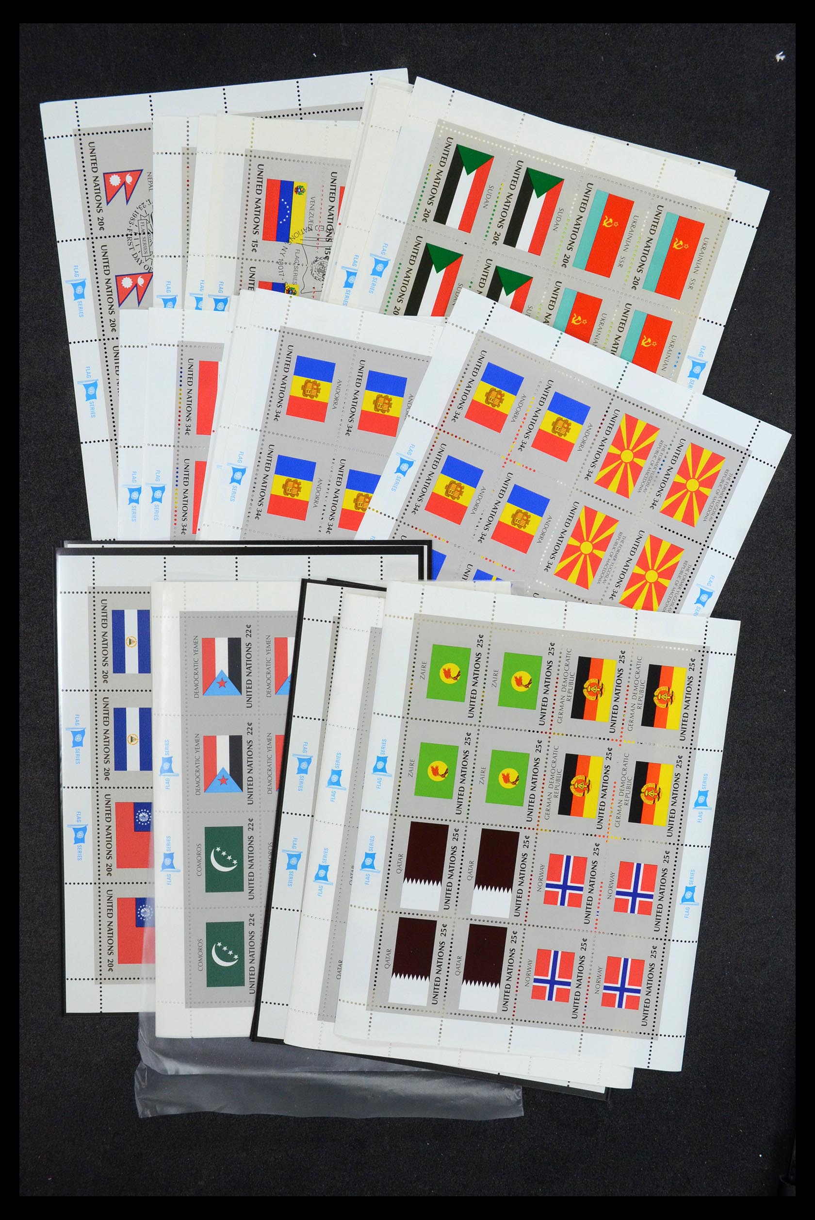 36267 010 - Postzegelverzameling 36267 Verenigde Naties vlaggenvellen 1980-2001.
