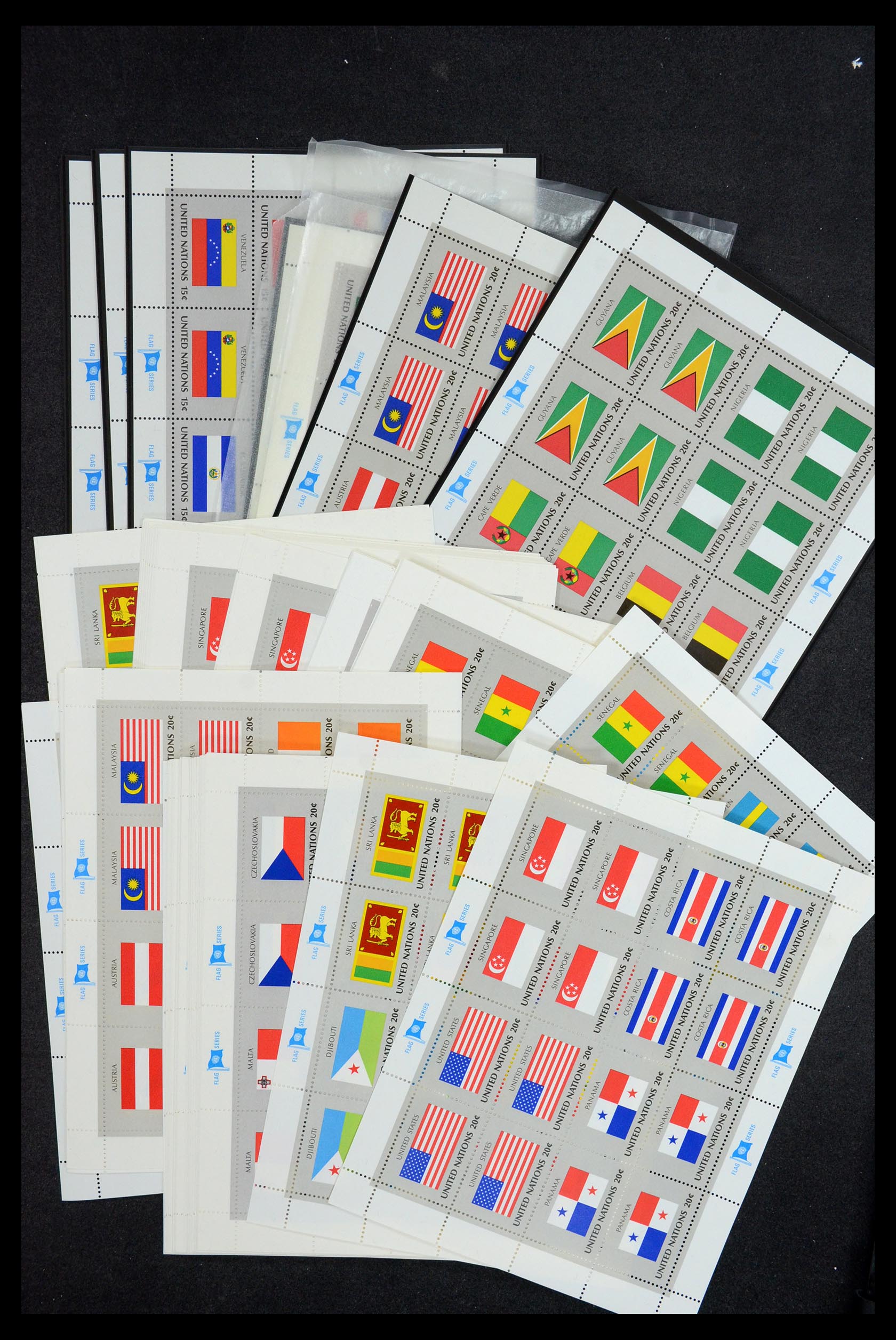 36267 011 - Postzegelverzameling 36267 Verenigde Naties vlaggenvellen 1980-2001.
