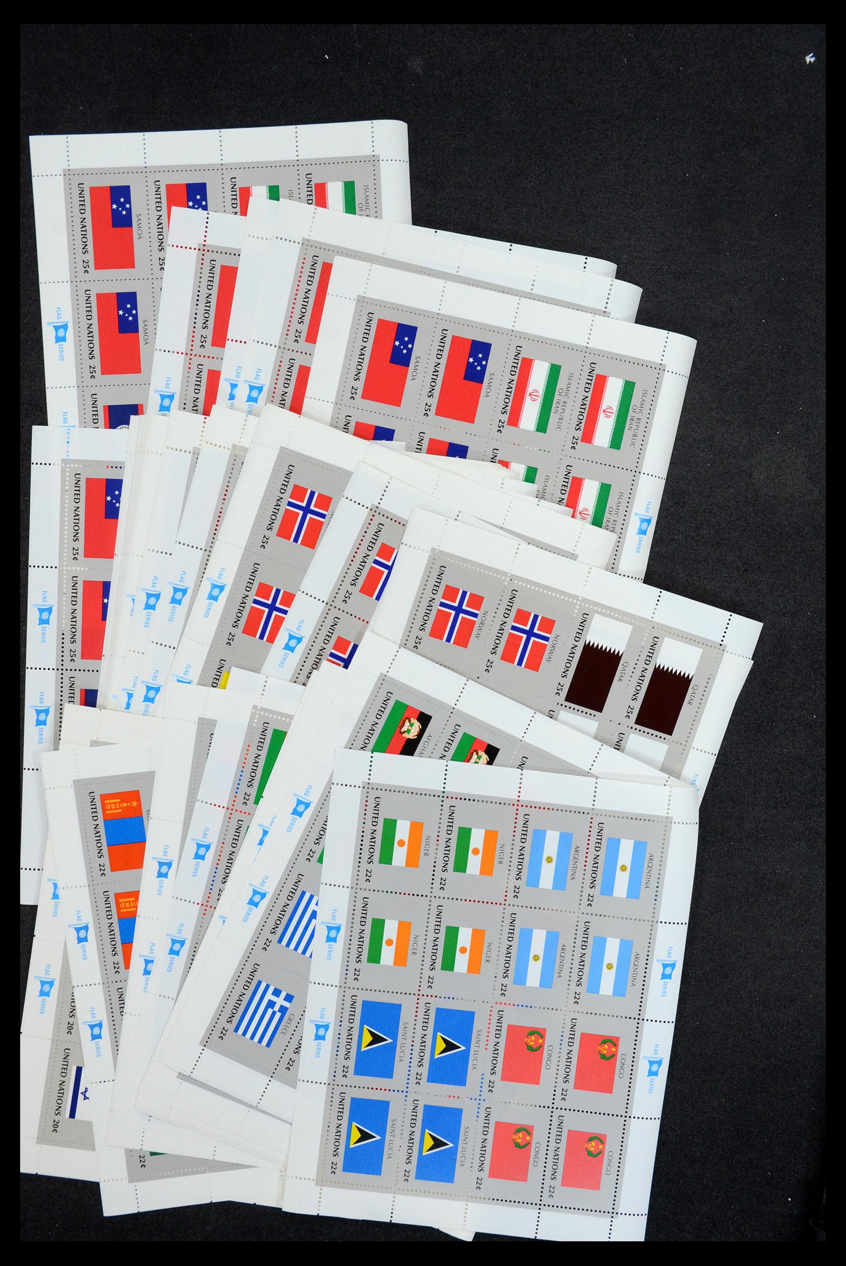 36267 012 - Postzegelverzameling 36267 Verenigde Naties vlaggenvellen 1980-2001.