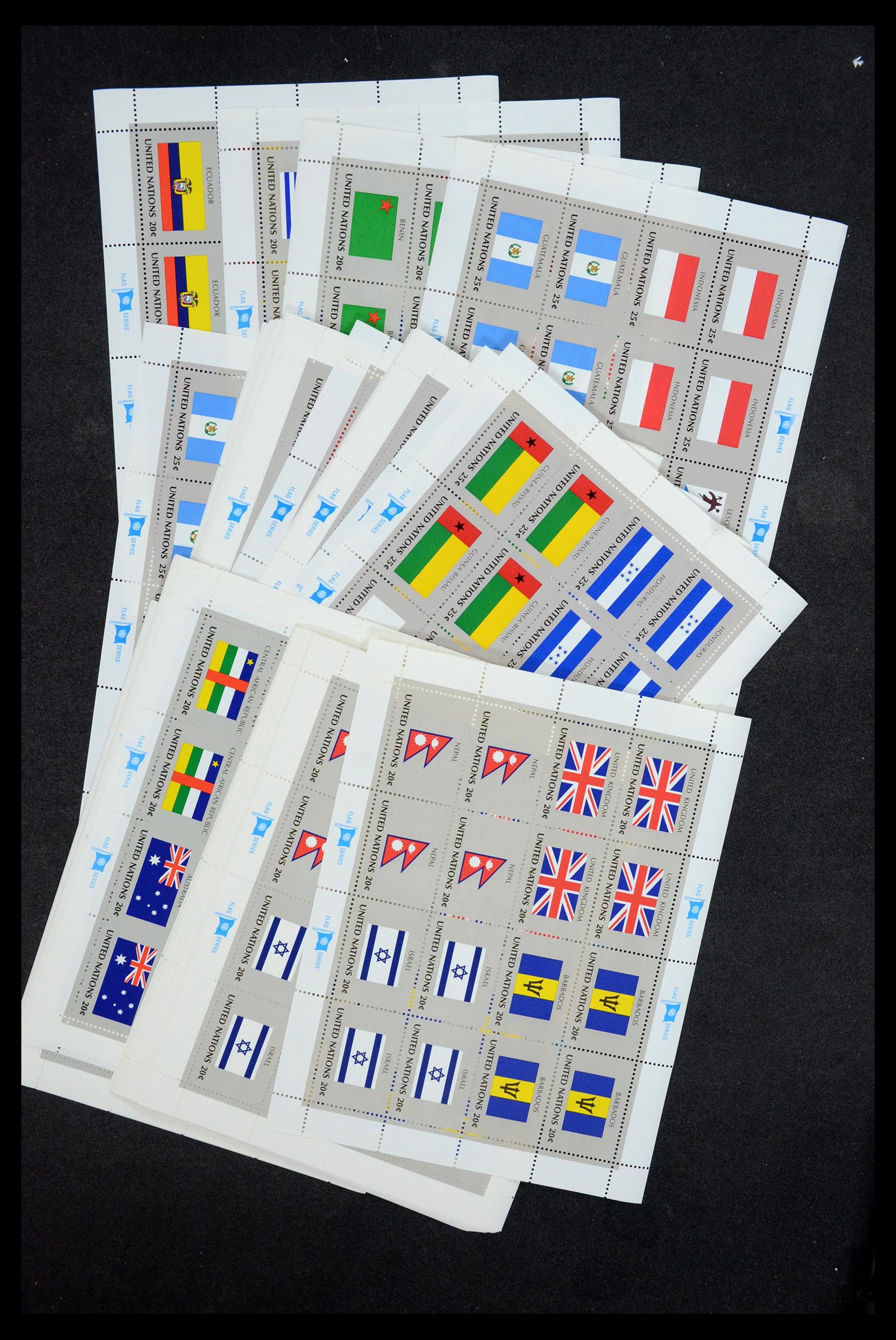36267 013 - Postzegelverzameling 36267 Verenigde Naties vlaggenvellen 1980-2001.