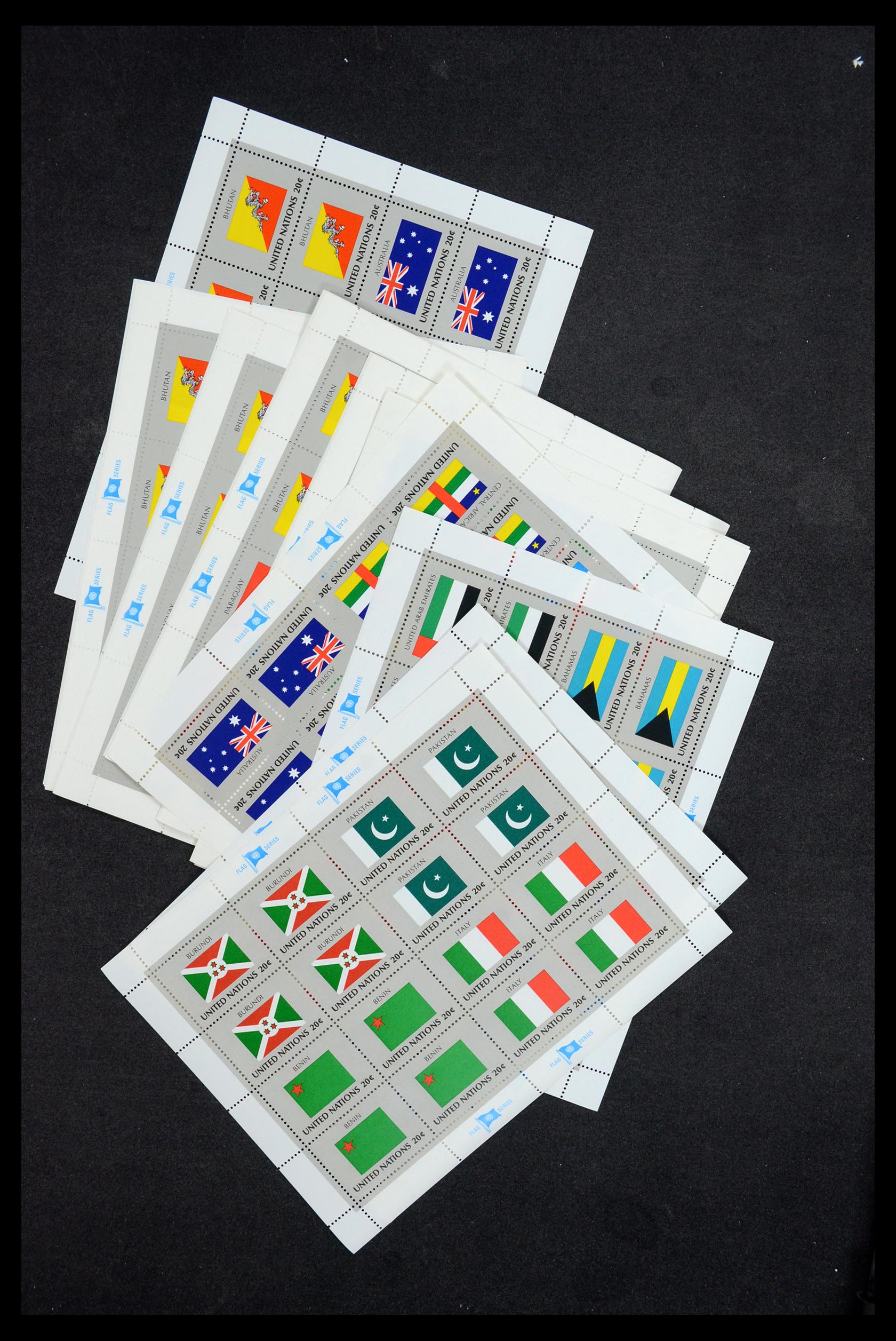 36267 014 - Postzegelverzameling 36267 Verenigde Naties vlaggenvellen 1980-2001.