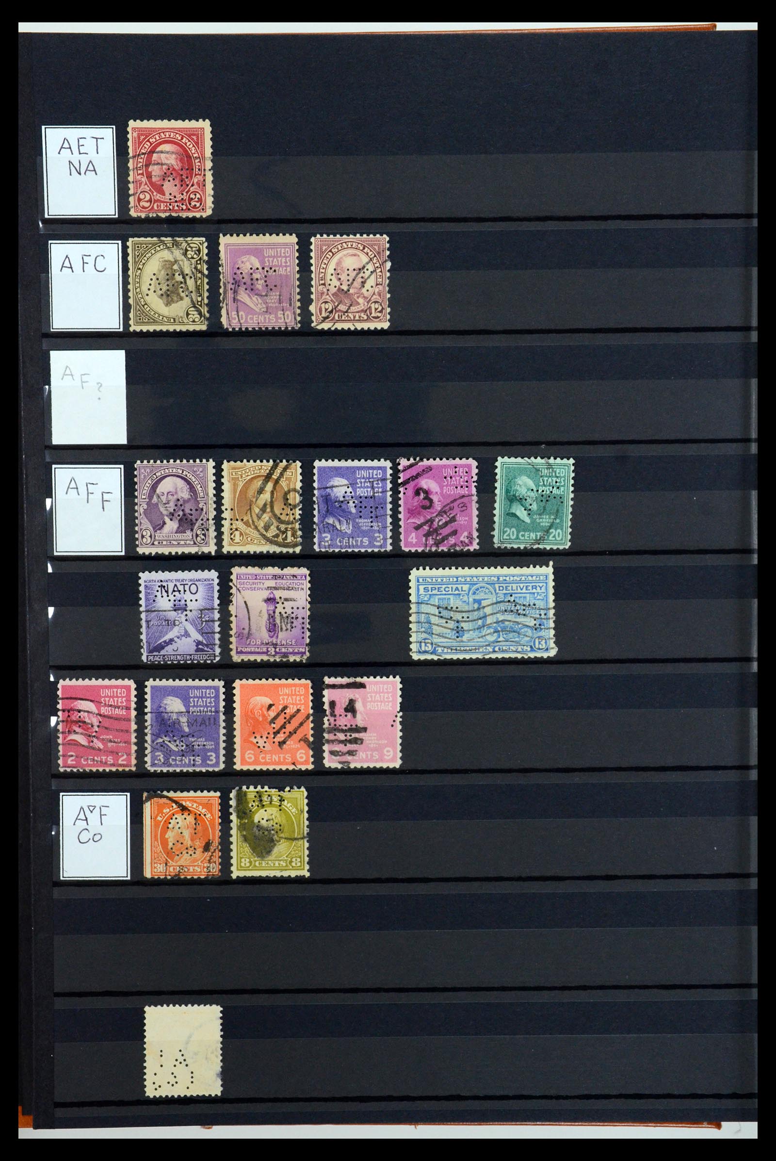 36388 004 - Postzegelverzameling 36388 USA perfins.