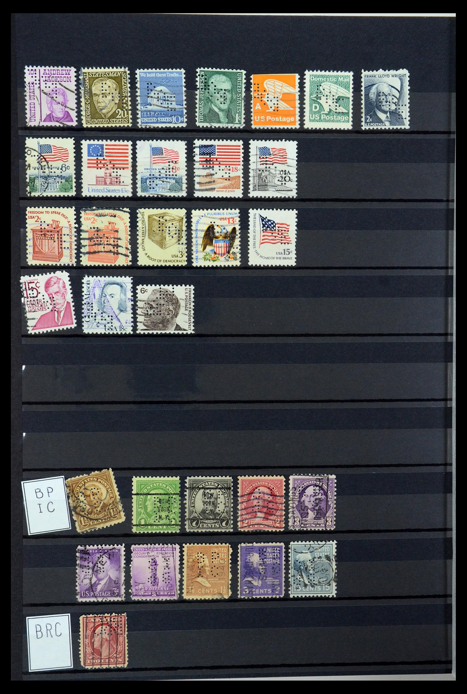 36388 018 - Postzegelverzameling 36388 USA perfins.