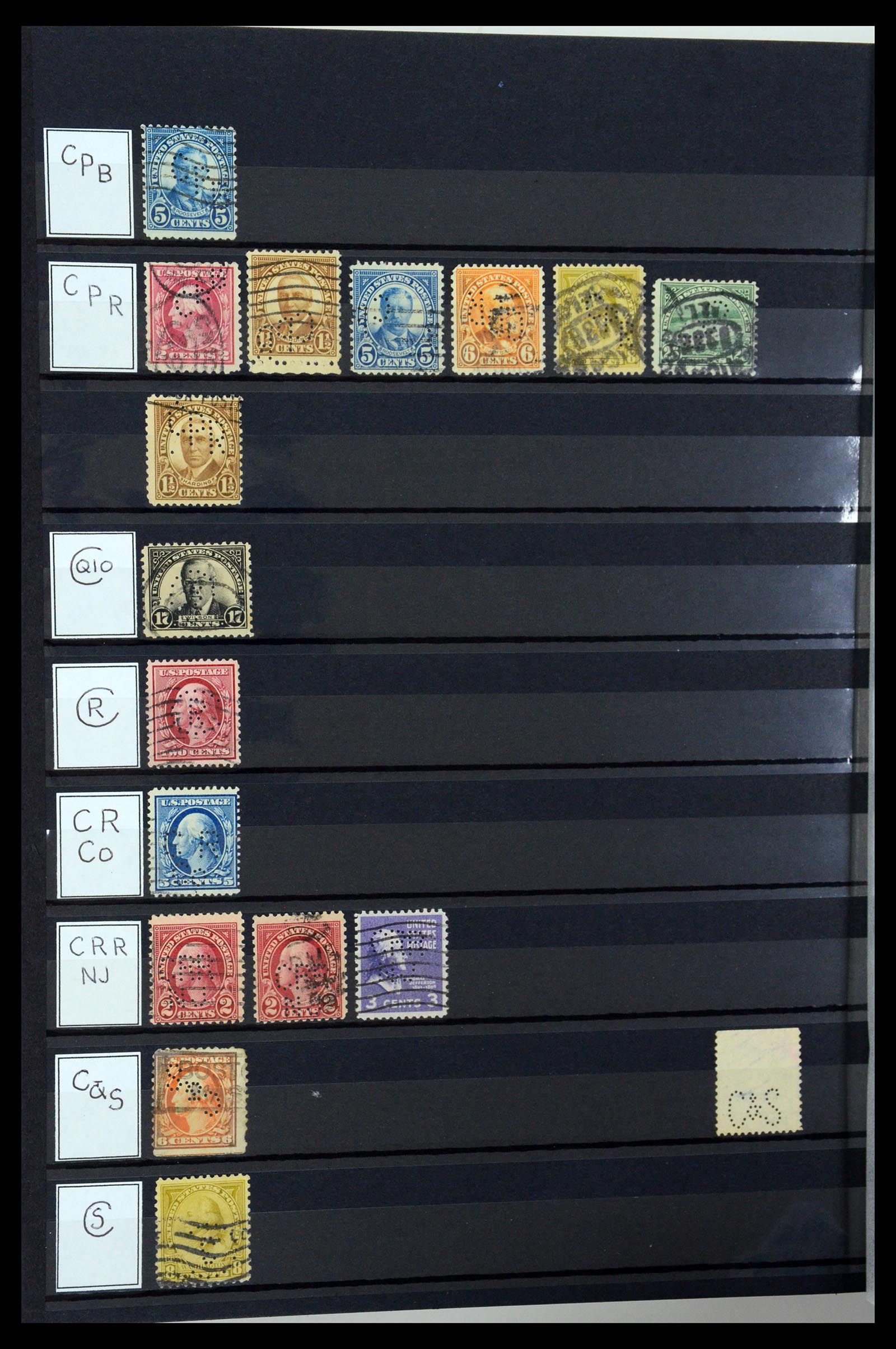 36388 032 - Postzegelverzameling 36388 USA perfins.
