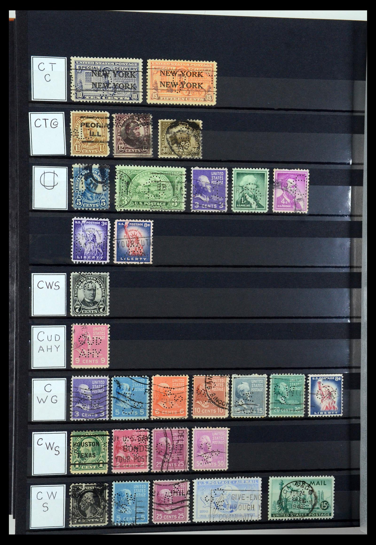 36388 034 - Postzegelverzameling 36388 USA perfins.