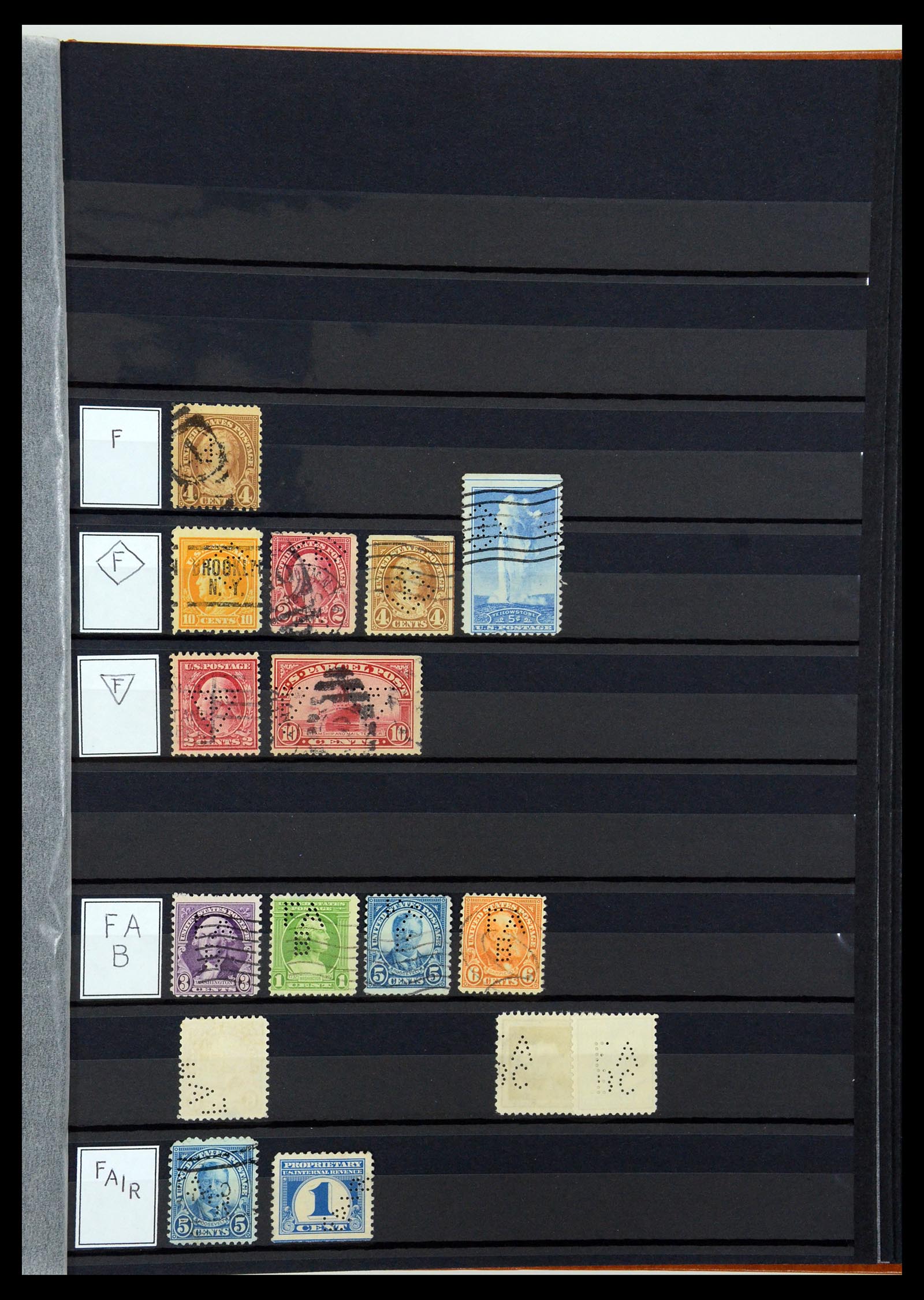 36388 043 - Postzegelverzameling 36388 USA perfins.