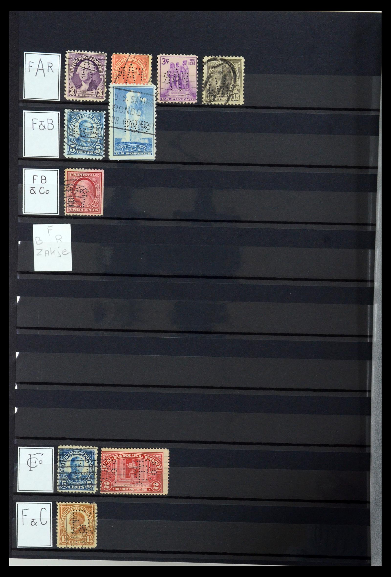 36388 044 - Postzegelverzameling 36388 USA perfins.