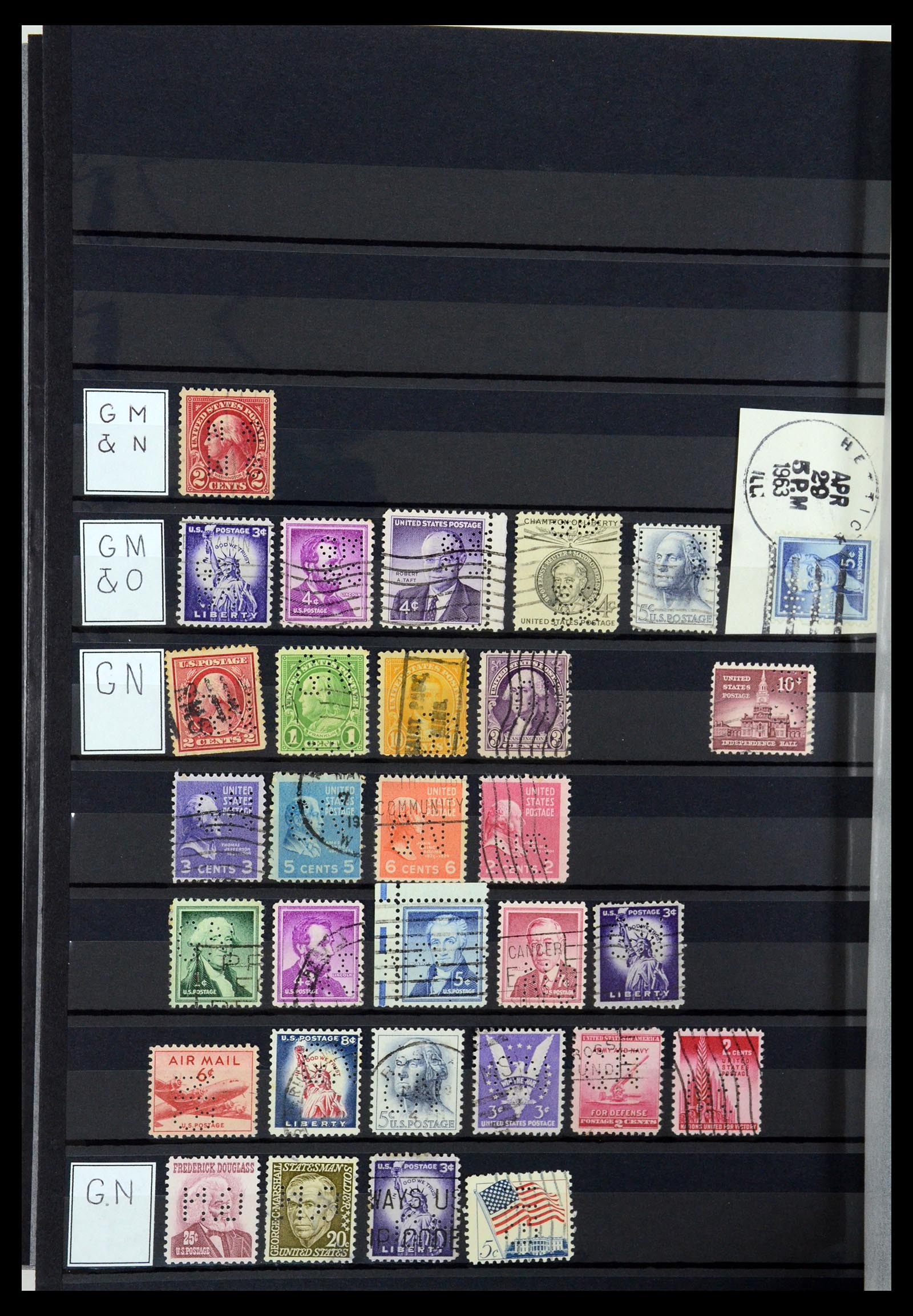 36388 056 - Postzegelverzameling 36388 USA perfins.