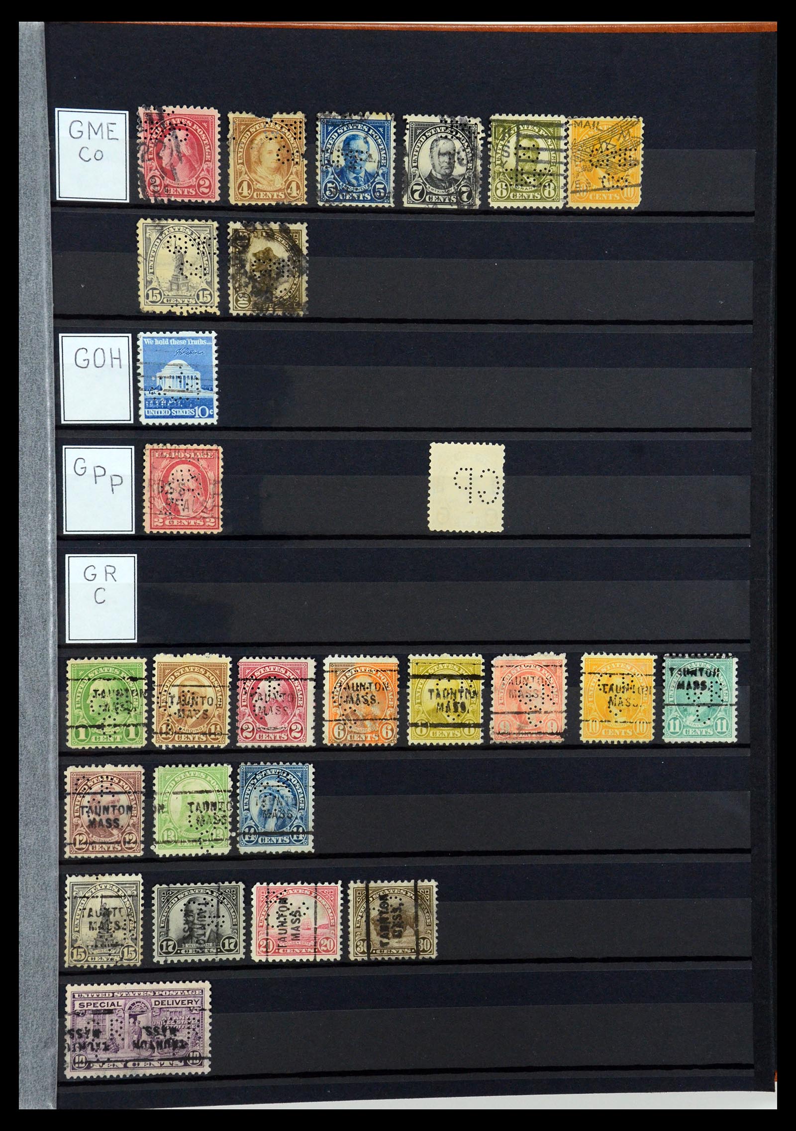 36388 057 - Postzegelverzameling 36388 USA perfins.