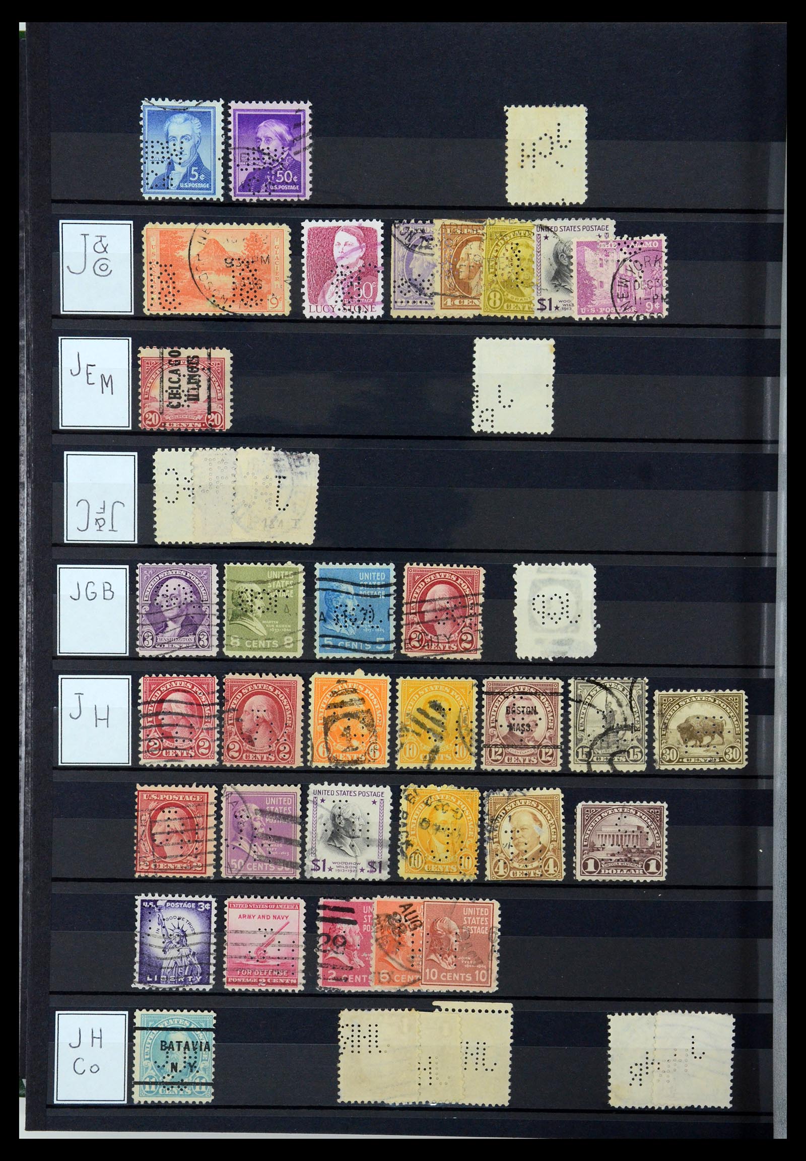 36388 072 - Postzegelverzameling 36388 USA perfins.