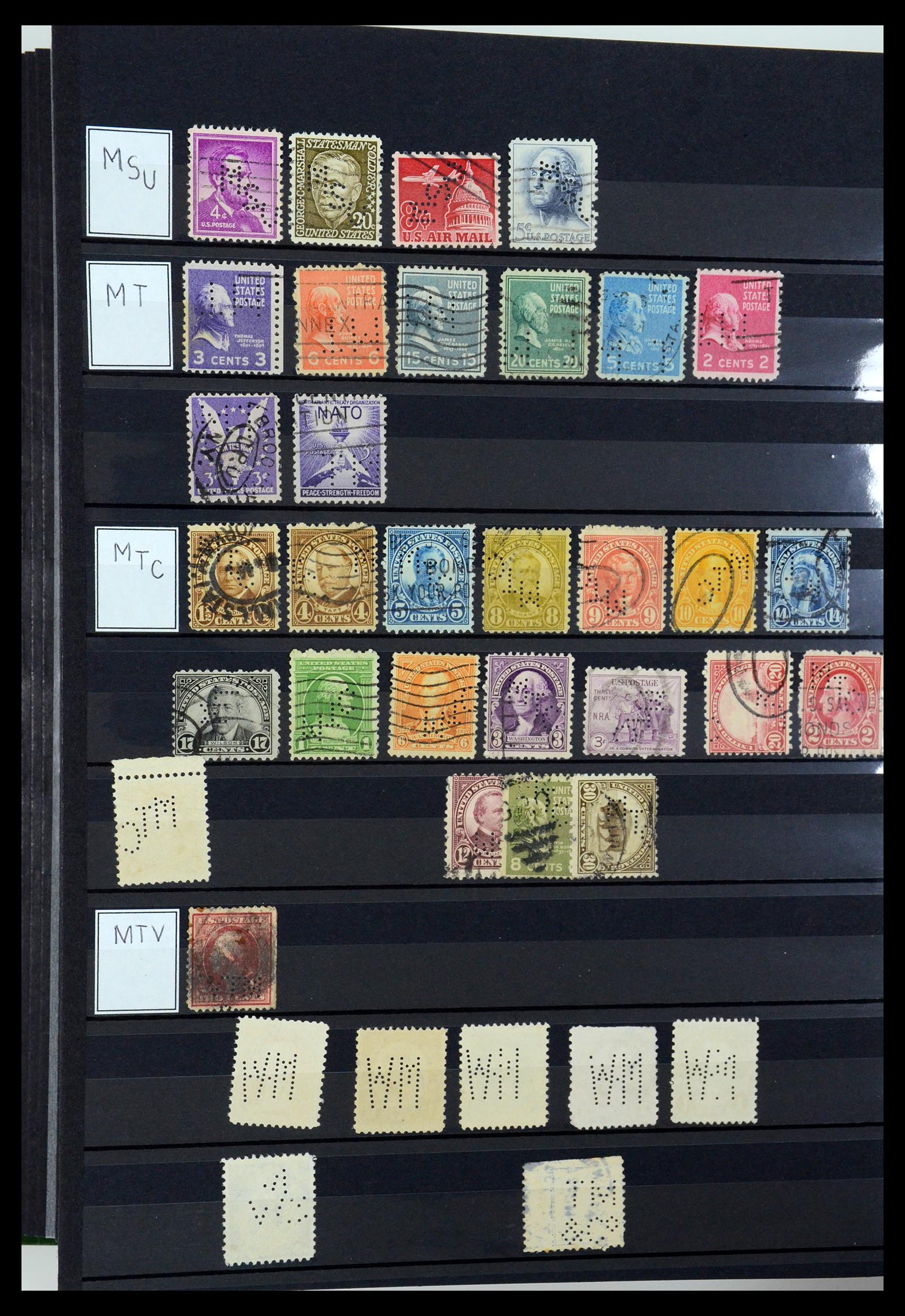 36388 092 - Postzegelverzameling 36388 USA perfins.