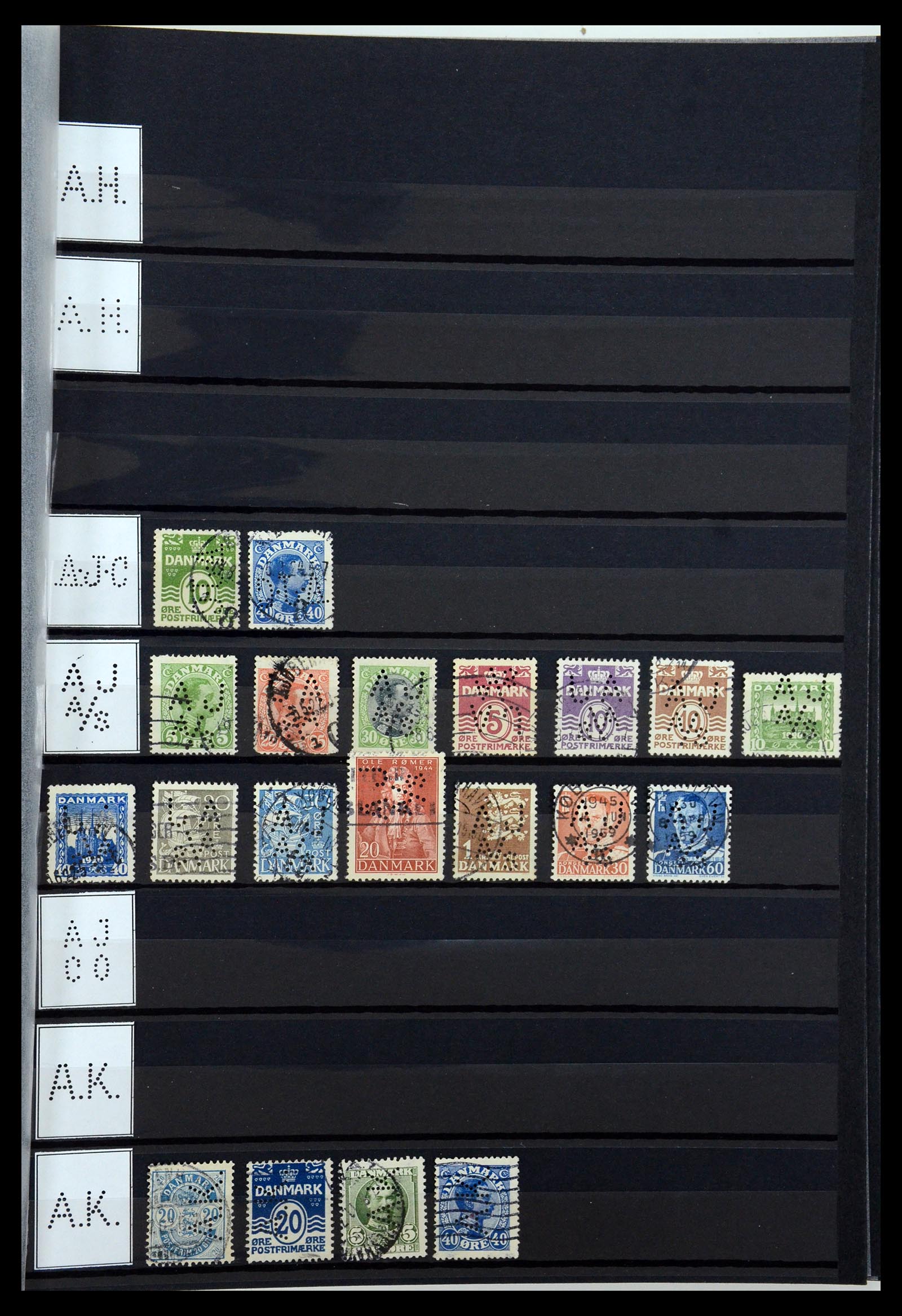 36396 005 - Postzegelverzameling 36396 Denemarken perfins.