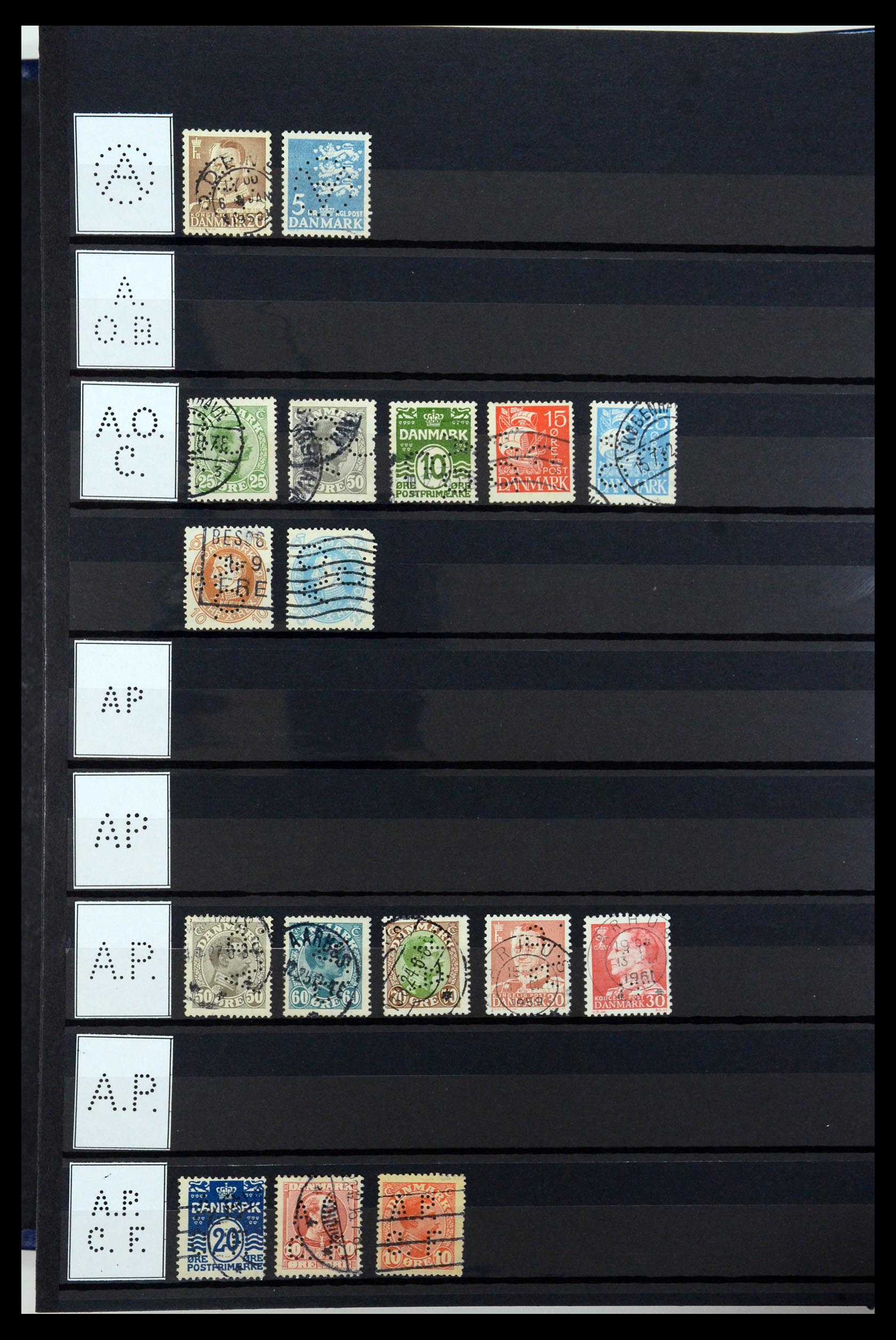 36396 008 - Postzegelverzameling 36396 Denemarken perfins.