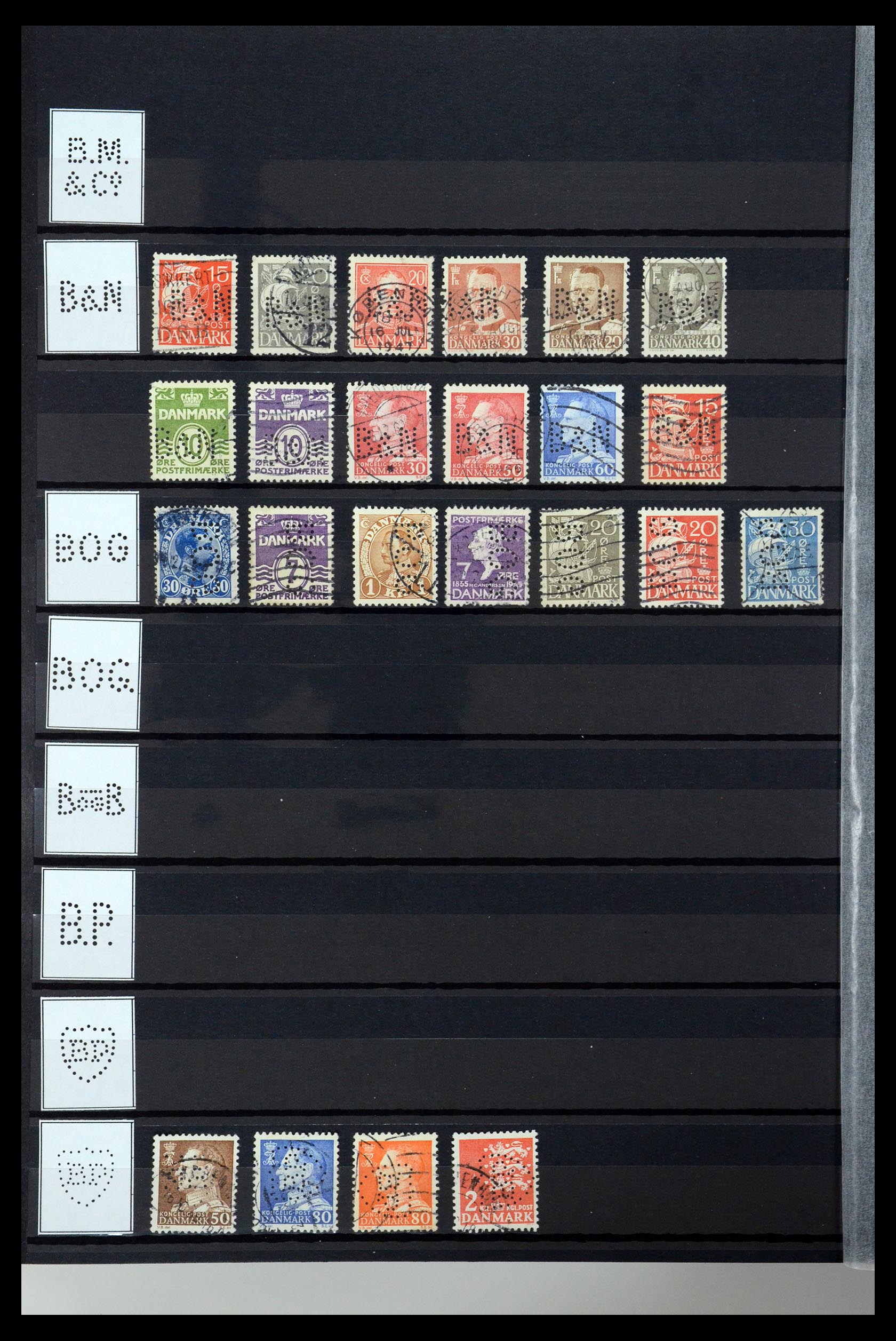 36396 018 - Postzegelverzameling 36396 Denemarken perfins.