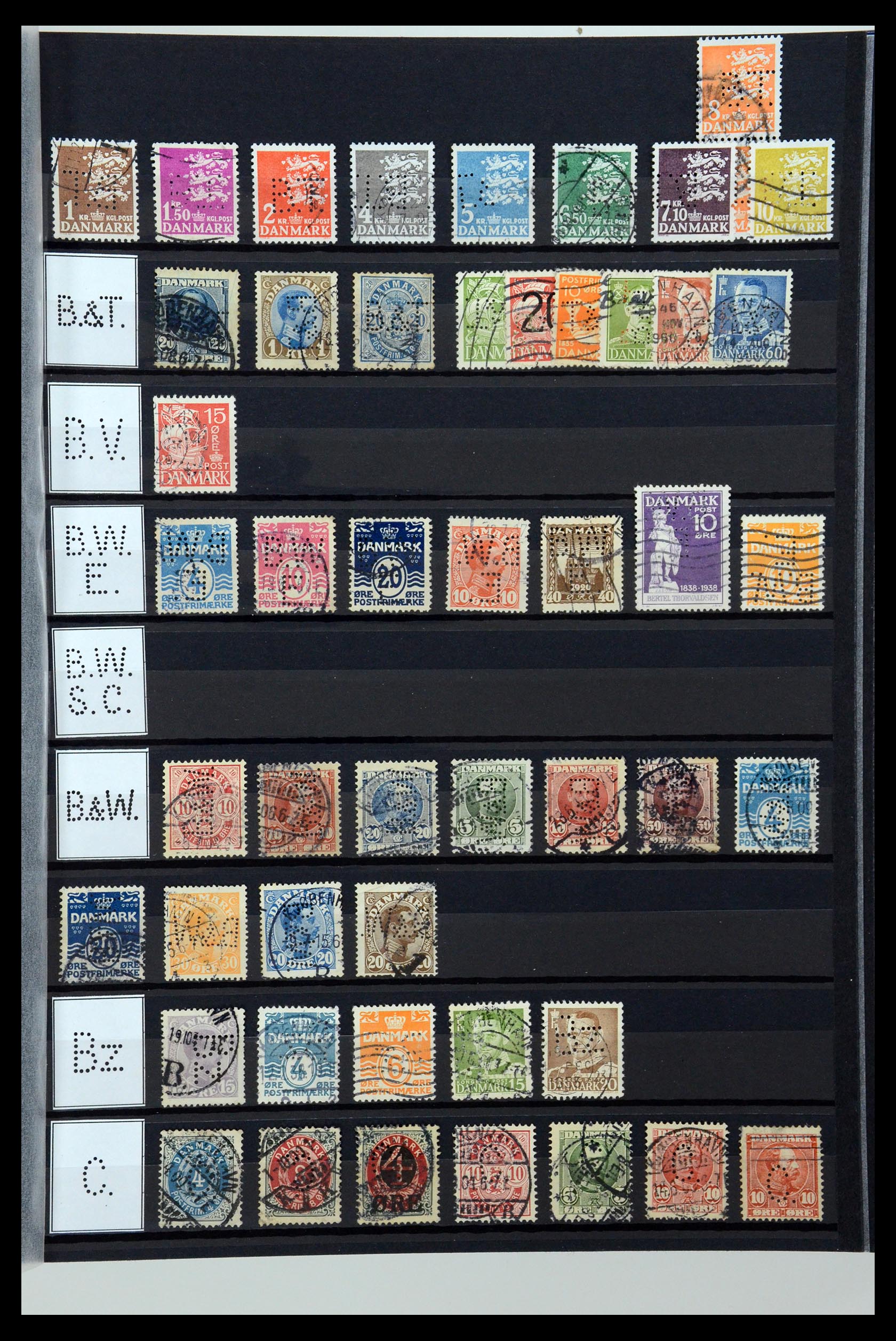 36396 021 - Postzegelverzameling 36396 Denemarken perfins.