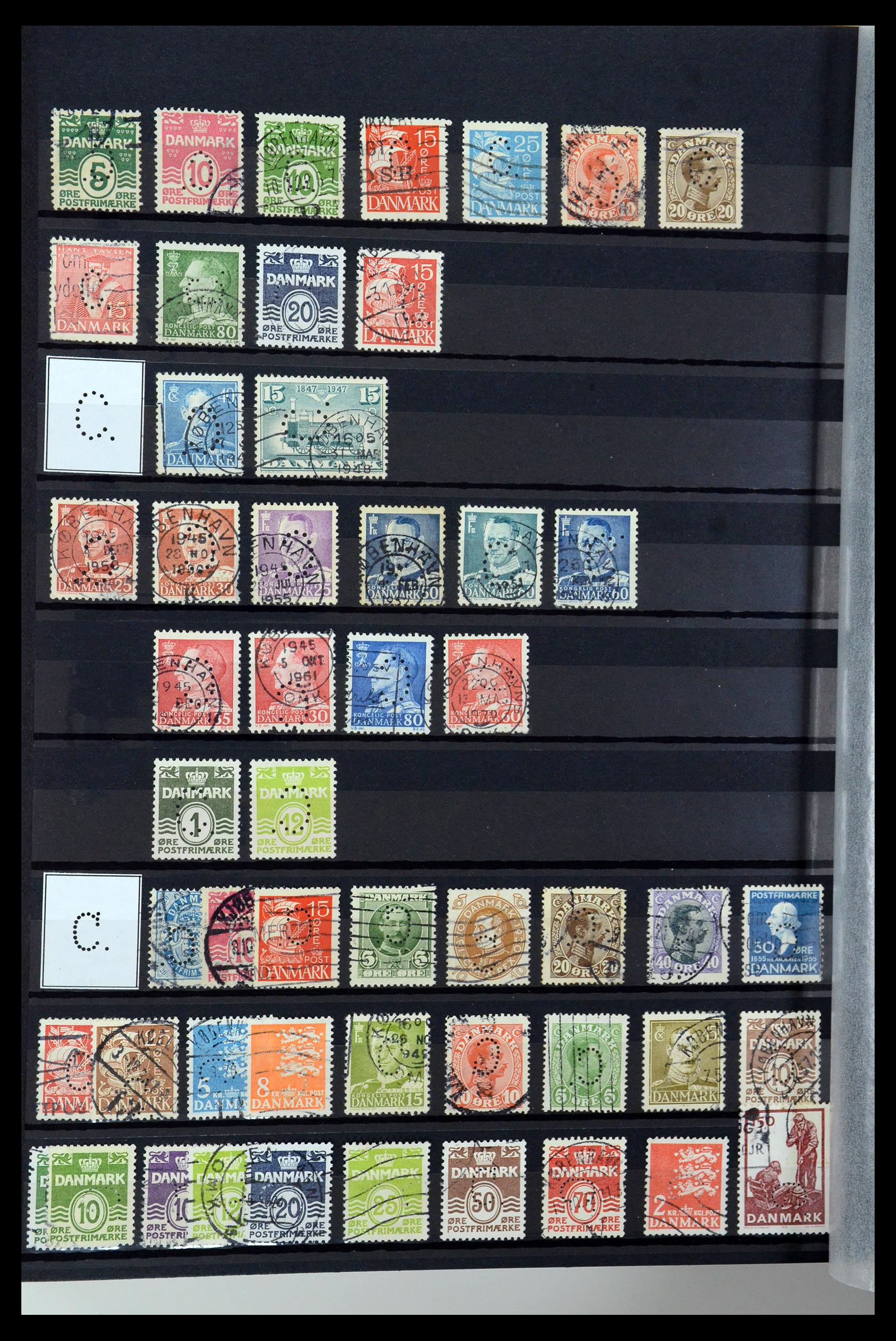 36396 022 - Postzegelverzameling 36396 Denemarken perfins.