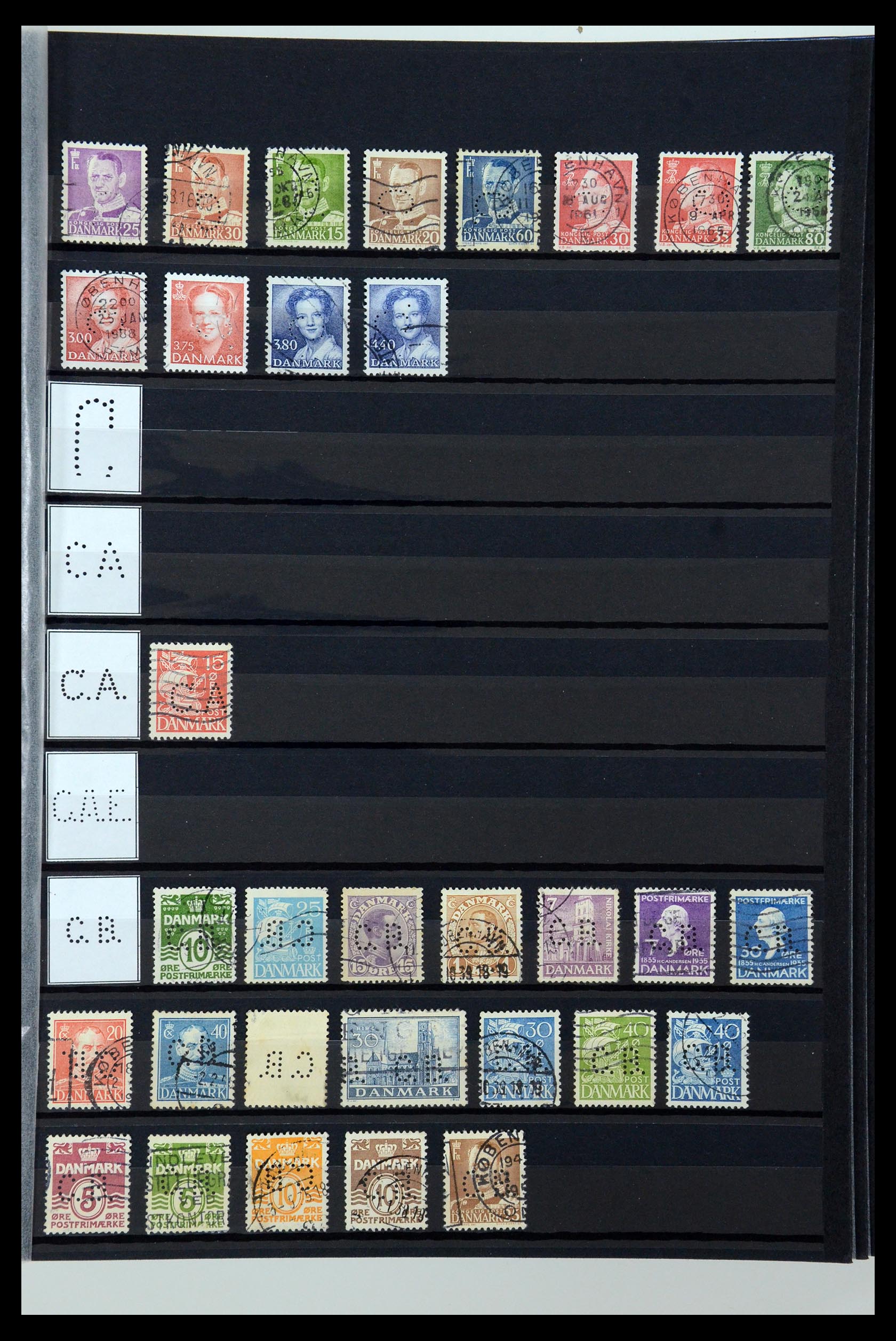36396 023 - Postzegelverzameling 36396 Denemarken perfins.