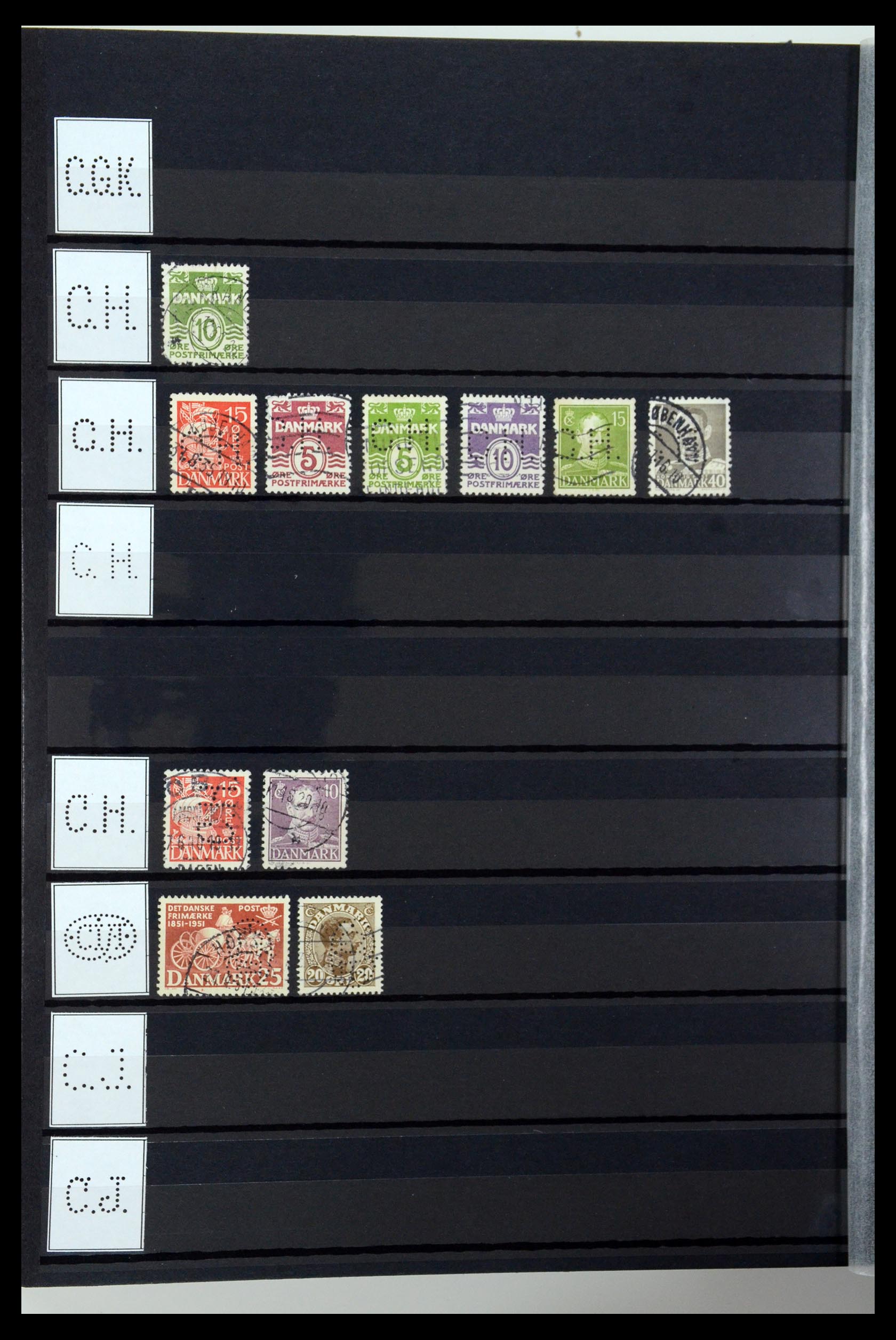 36396 026 - Postzegelverzameling 36396 Denemarken perfins.