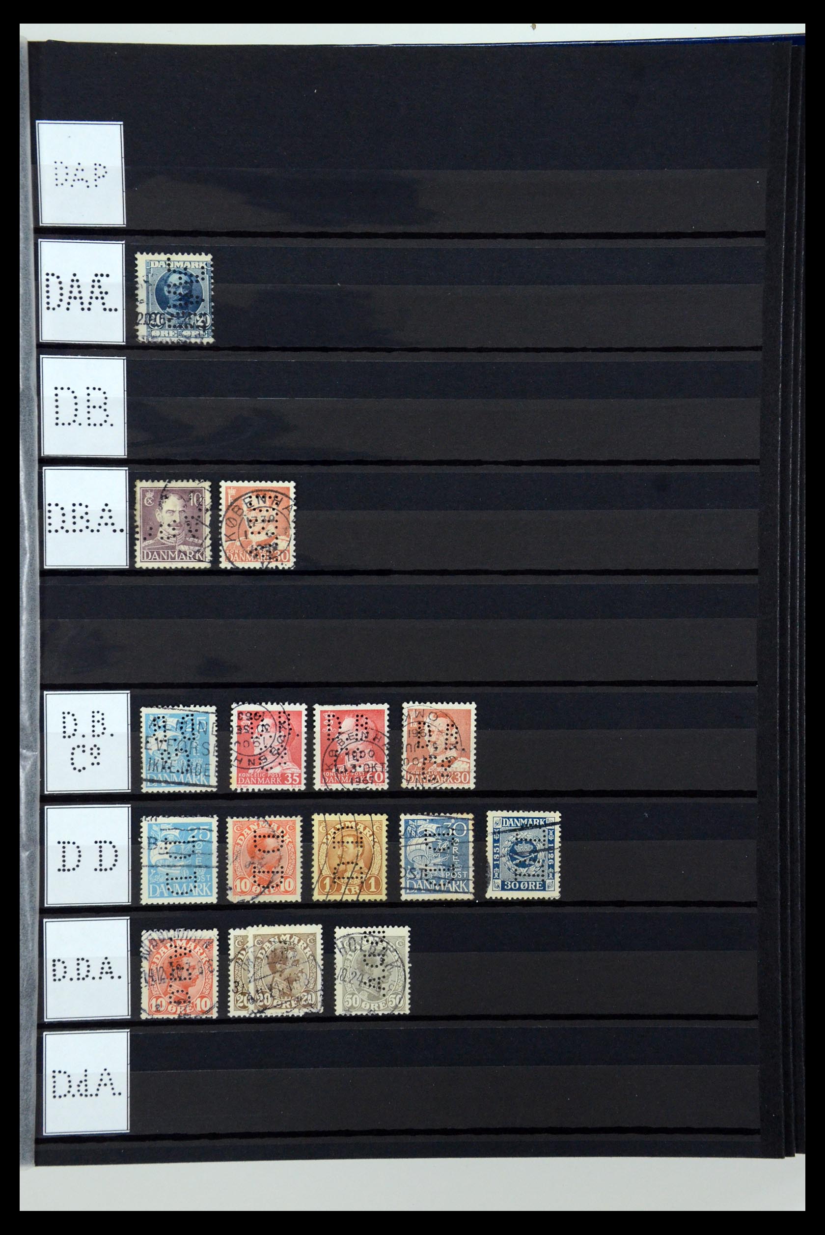 36396 033 - Postzegelverzameling 36396 Denemarken perfins.