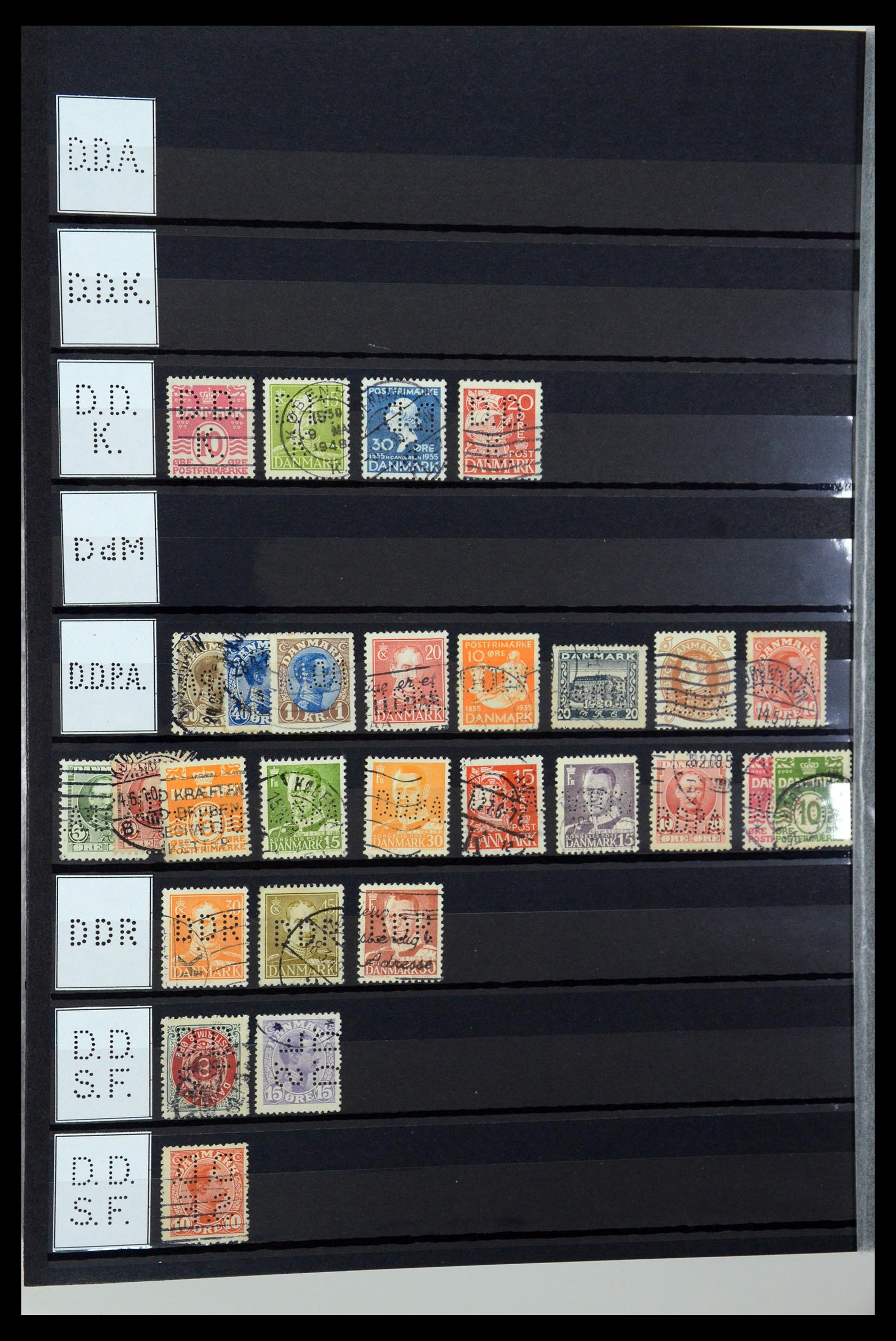 36396 034 - Postzegelverzameling 36396 Denemarken perfins.