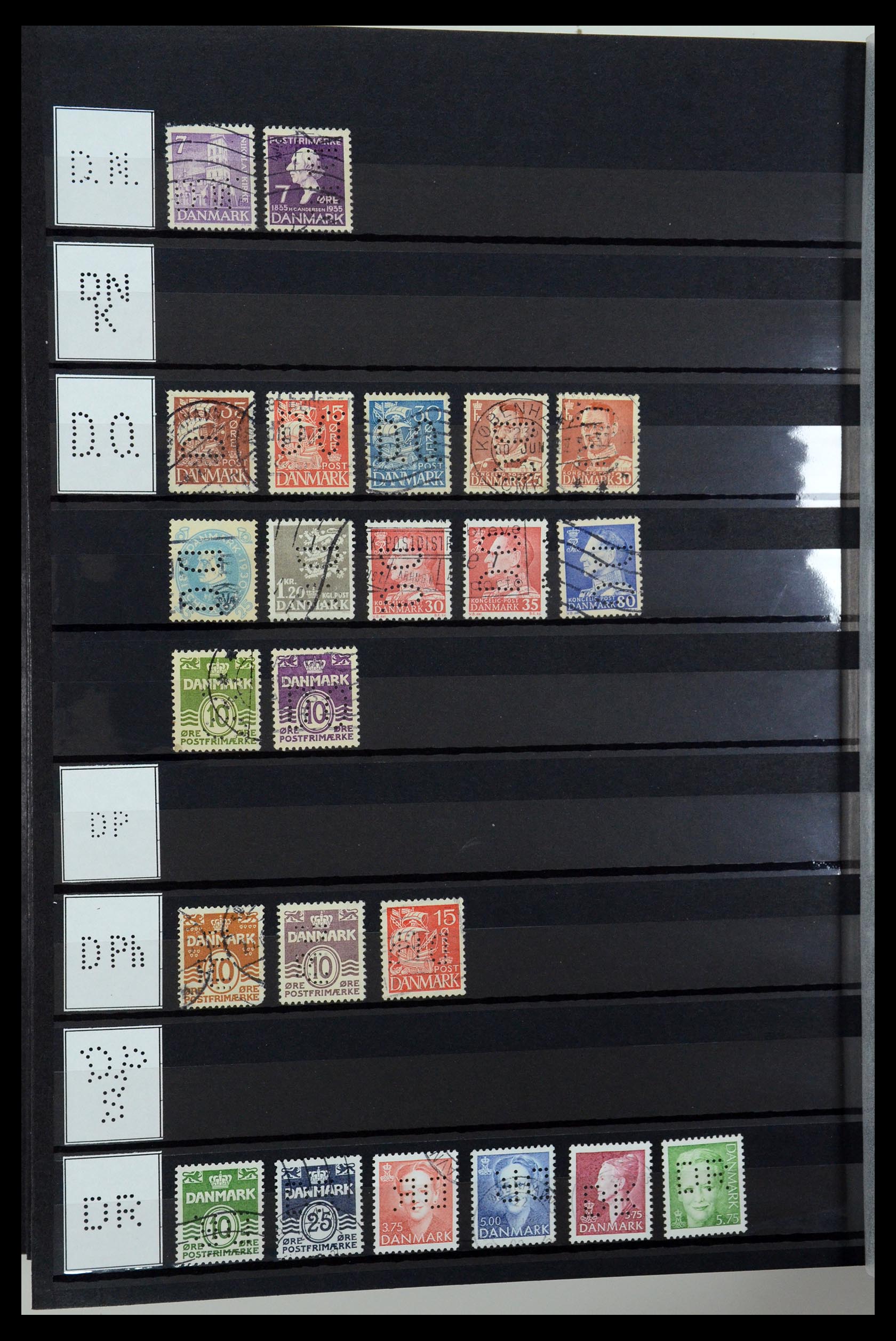36396 039 - Postzegelverzameling 36396 Denemarken perfins.