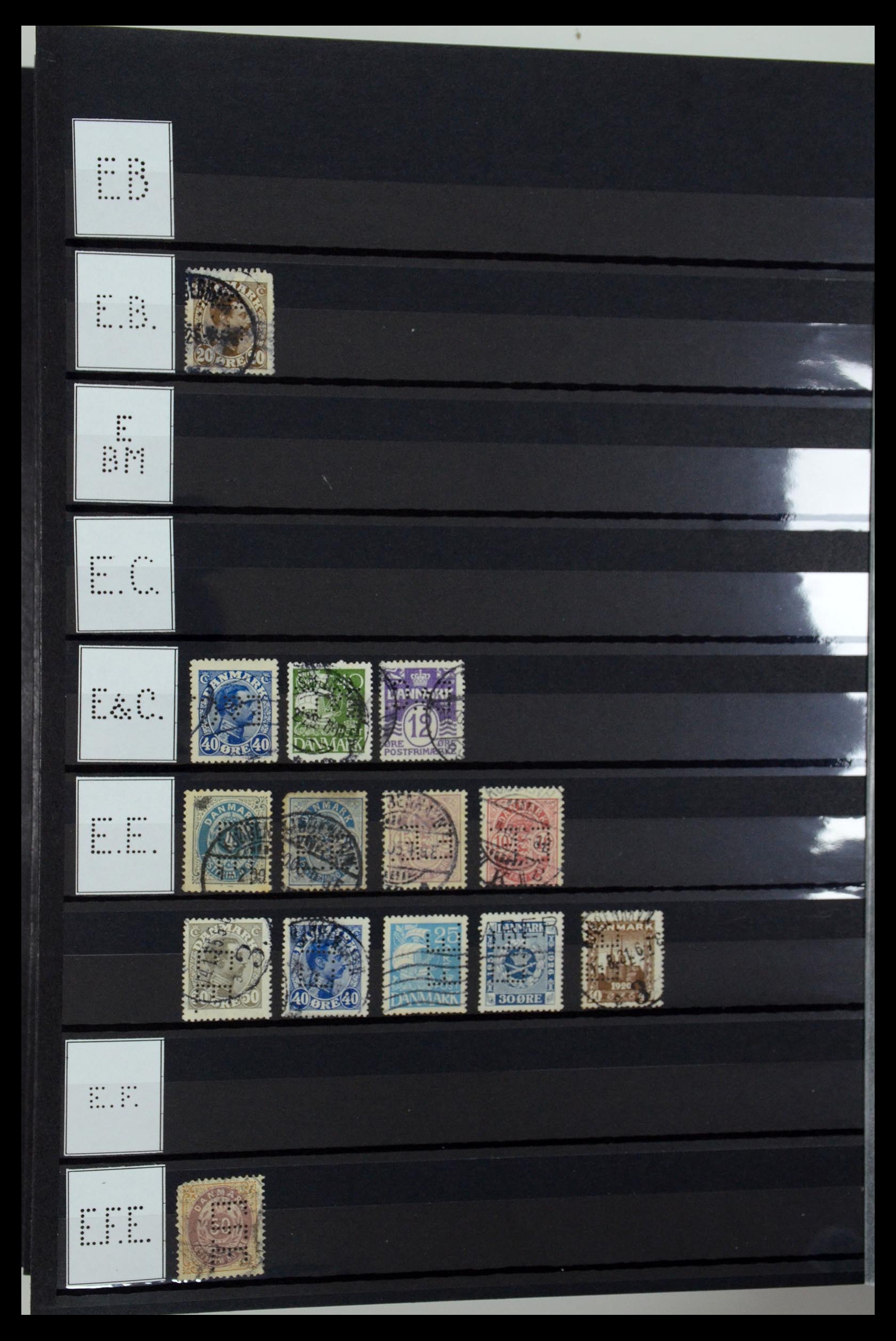 36396 043 - Postzegelverzameling 36396 Denemarken perfins.